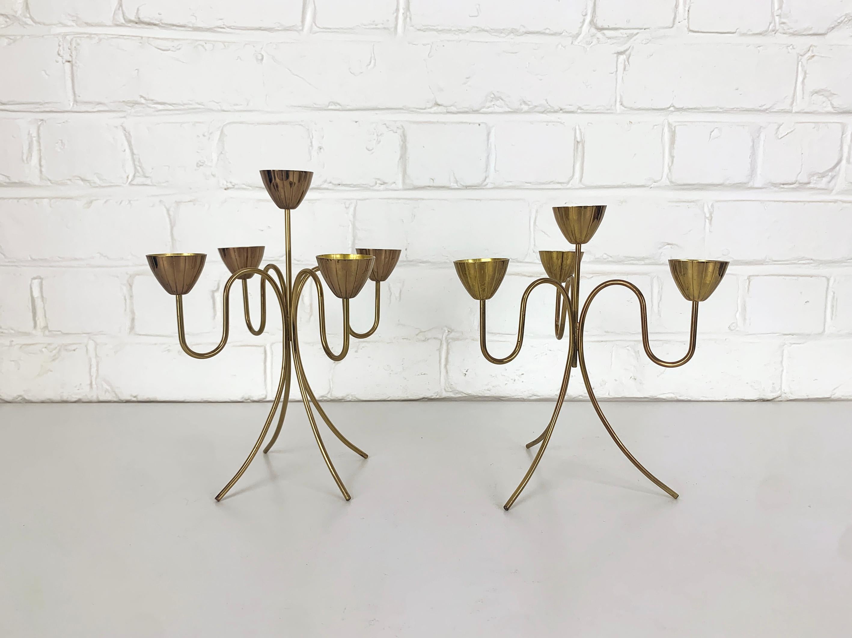 Scandinave moderne Paire de candélabres scandinaves en laiton par Gunnar Ander Metal Ystad Suède années 1950 en vente