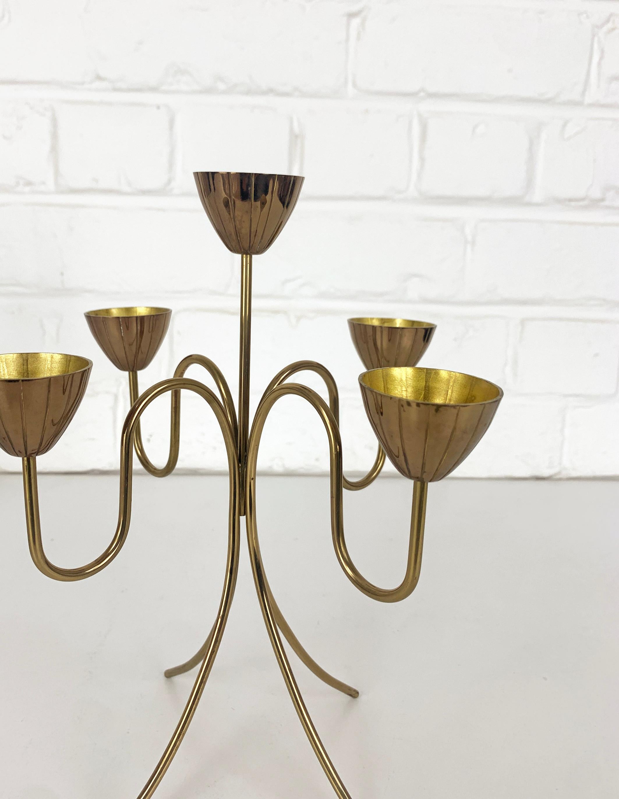Suédois Paire de candélabres scandinaves en laiton par Gunnar Ander Metal Ystad Suède années 1950 en vente