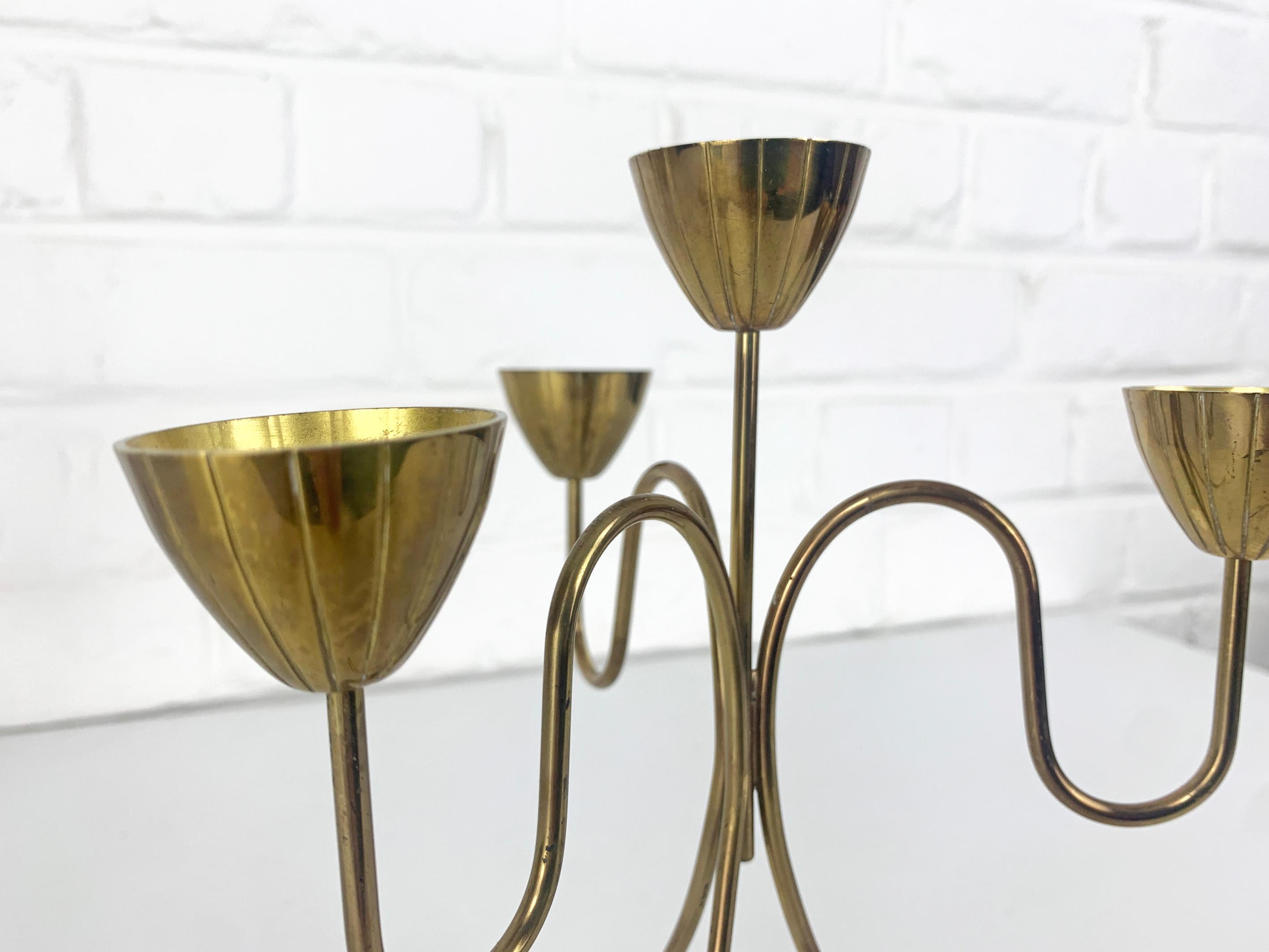 20ième siècle Paire de candélabres scandinaves en laiton par Gunnar Ander Metal Ystad Suède années 1950 en vente