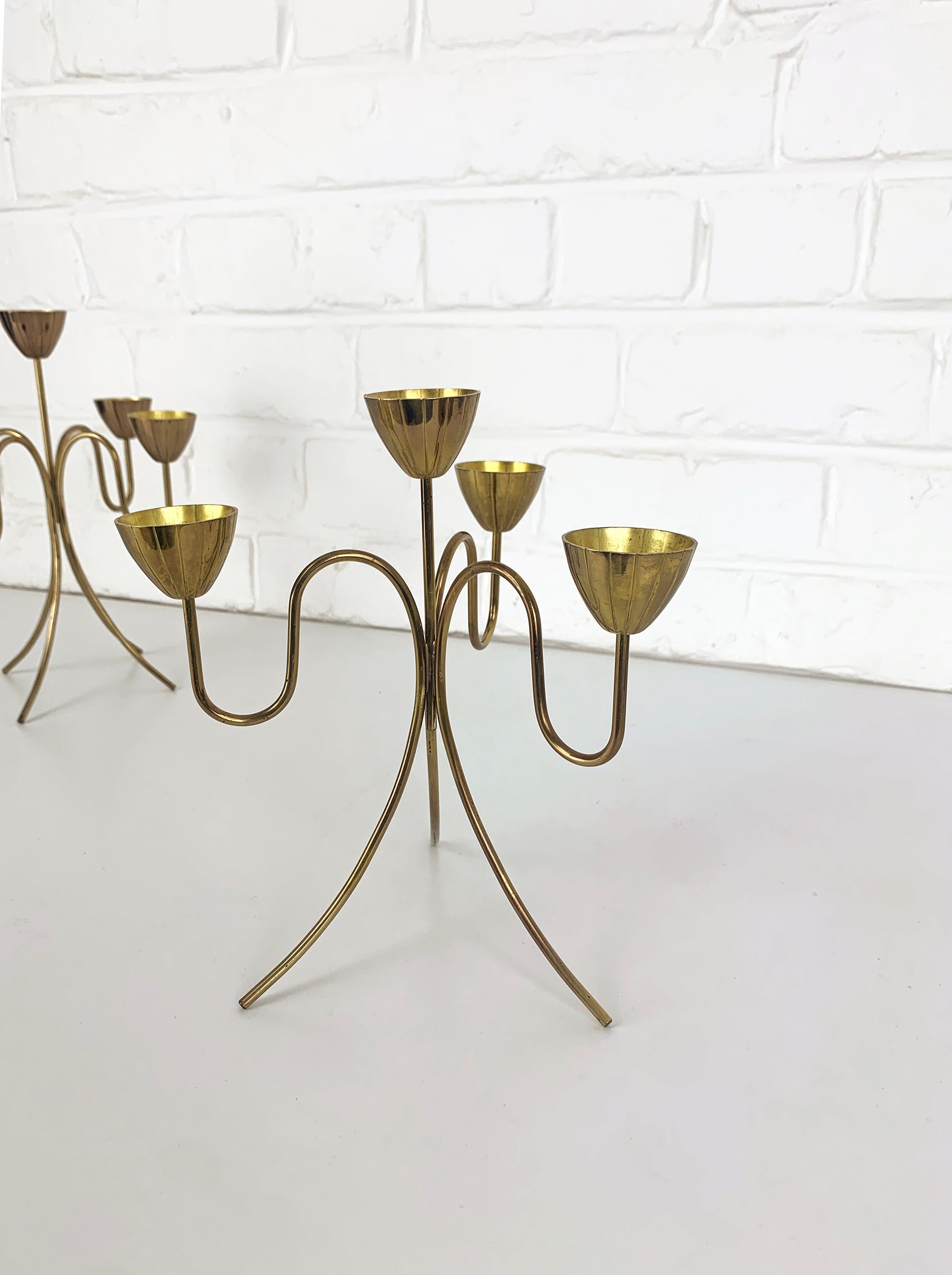 Laiton Paire de candélabres scandinaves en laiton par Gunnar Ander Metal Ystad Suède années 1950 en vente