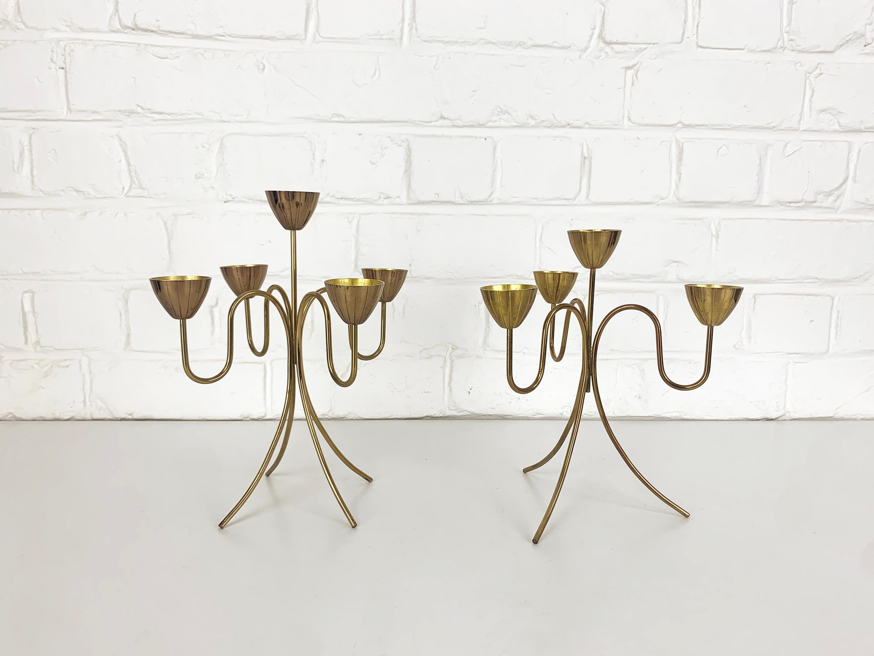 Paire de candélabres scandinaves en laiton par Gunnar Ander Metal Ystad Suède années 1950 en vente 1