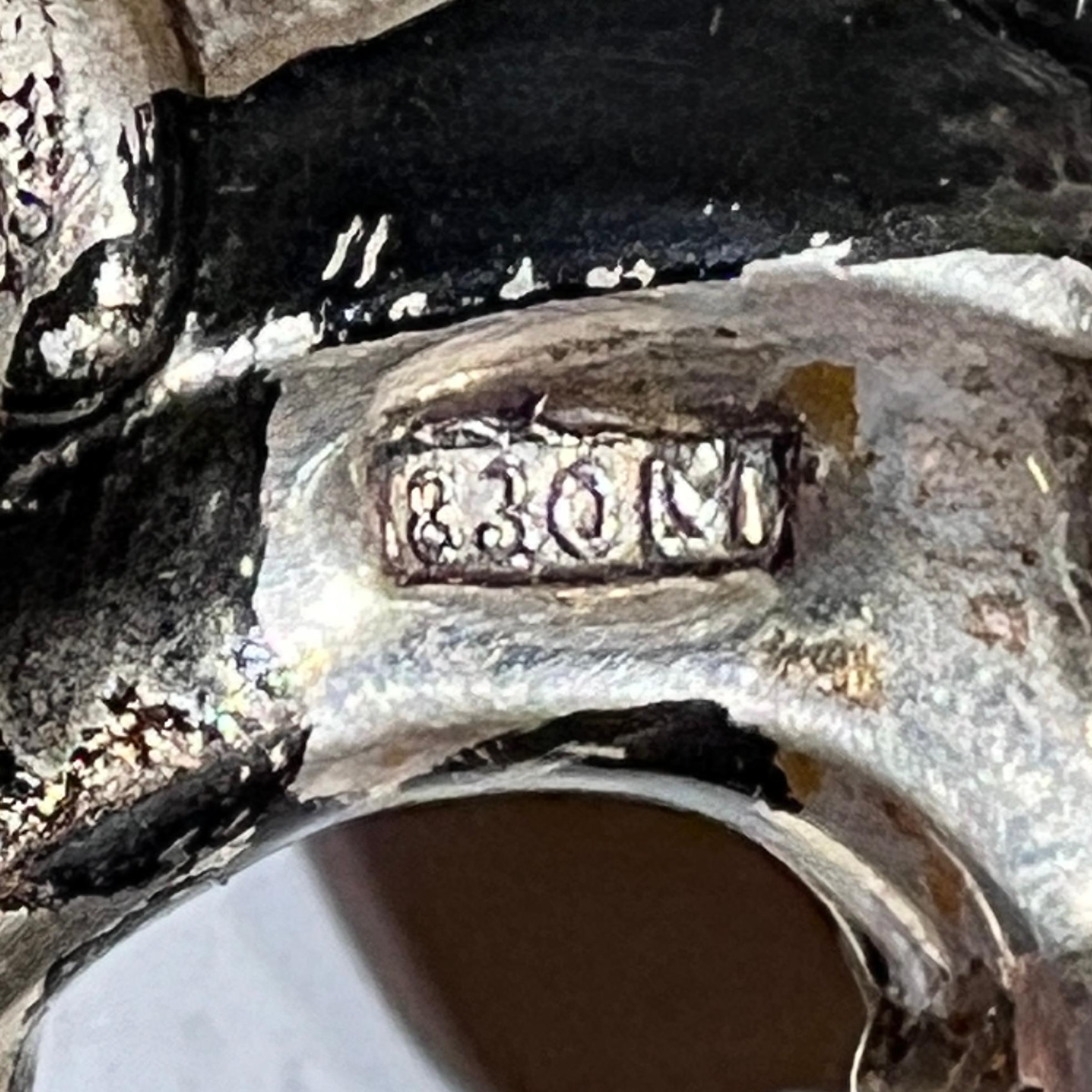 Paire de tazza anciens (19e siècle) en argent d'une pureté de 830 avec de belles coupes en verre taillé.  Argent marqué 830M avec une marque représentant une couronne au-dessus d'un bouclier.  Probablement d'origine norvégienne ou suédoise.  