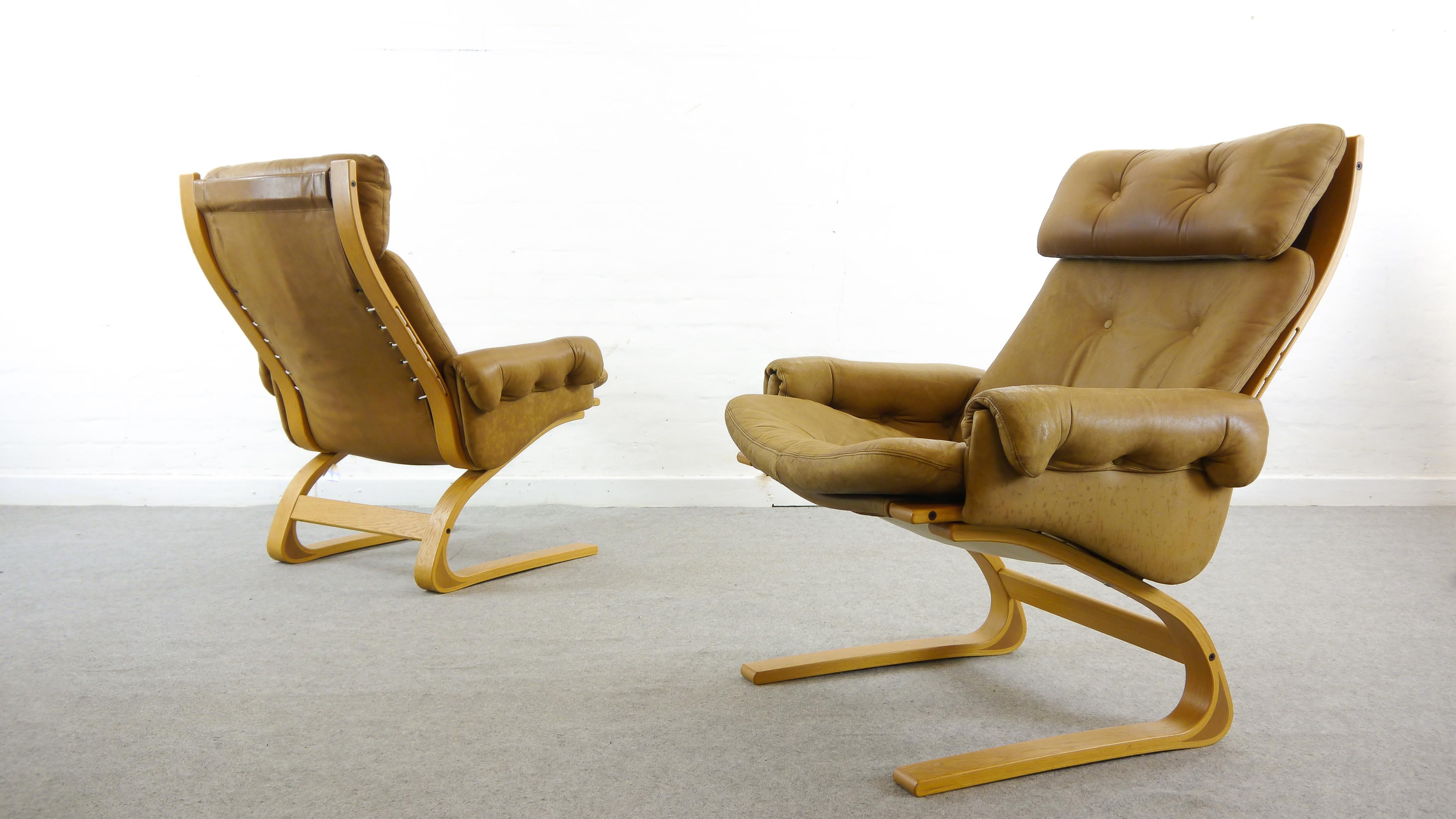 Norvégien Paire de fauteuils scandinaves Kengu en cuir Brown par Solheim pour Rykken en vente