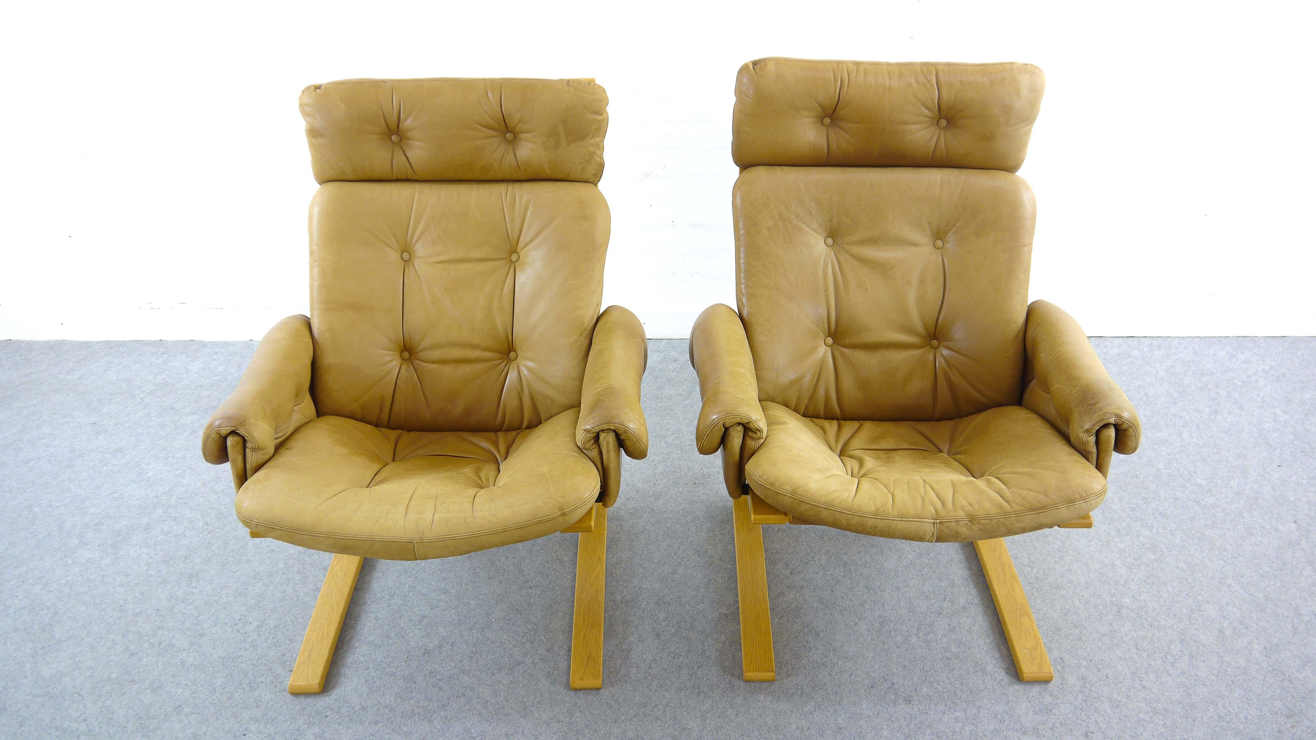 Paar skandinavische Kengu-Sessel aus braunem Leder von Solheim für Rykken im Zustand „Gut“ im Angebot in Halle, DE