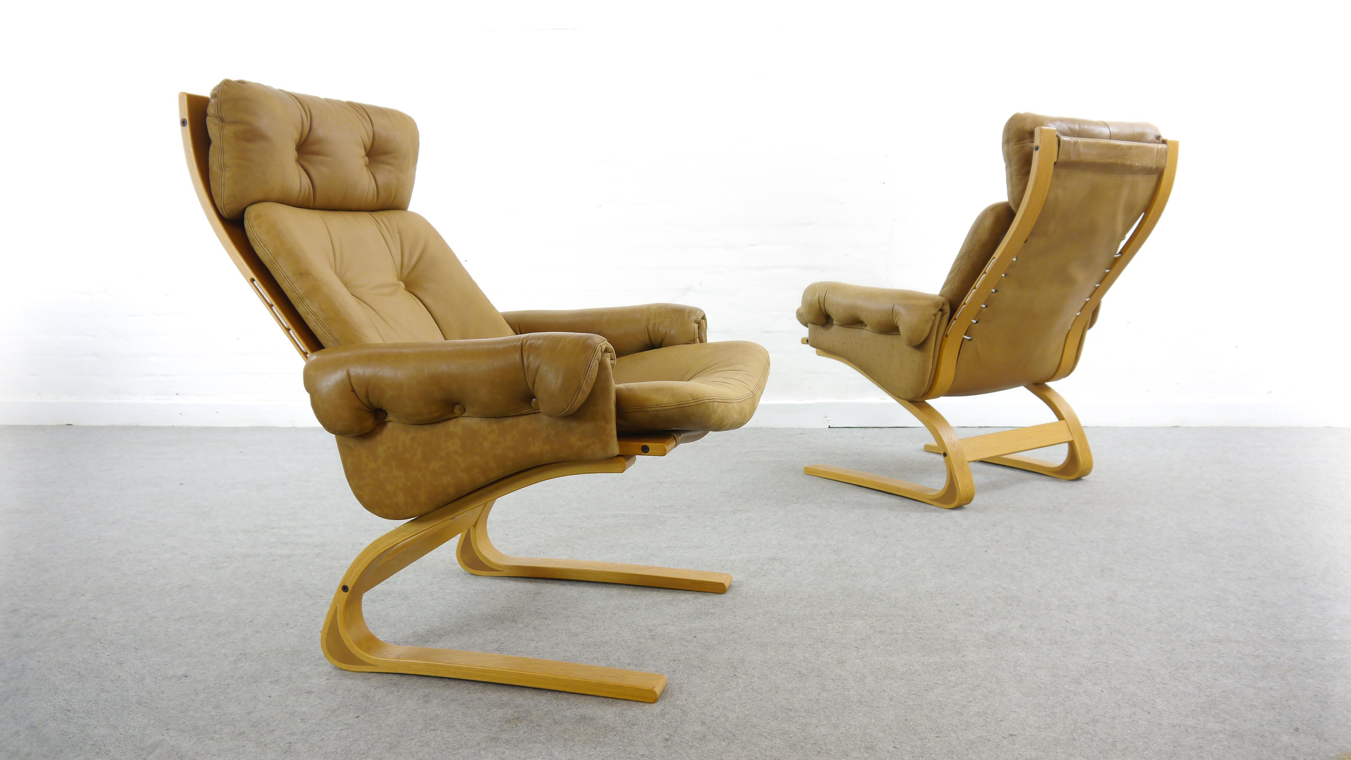 Pair Scandinavian Kengu Easy Chairs in Brown Leather by Solheim for Rykken In Good Condition For Sale In Halle, DE