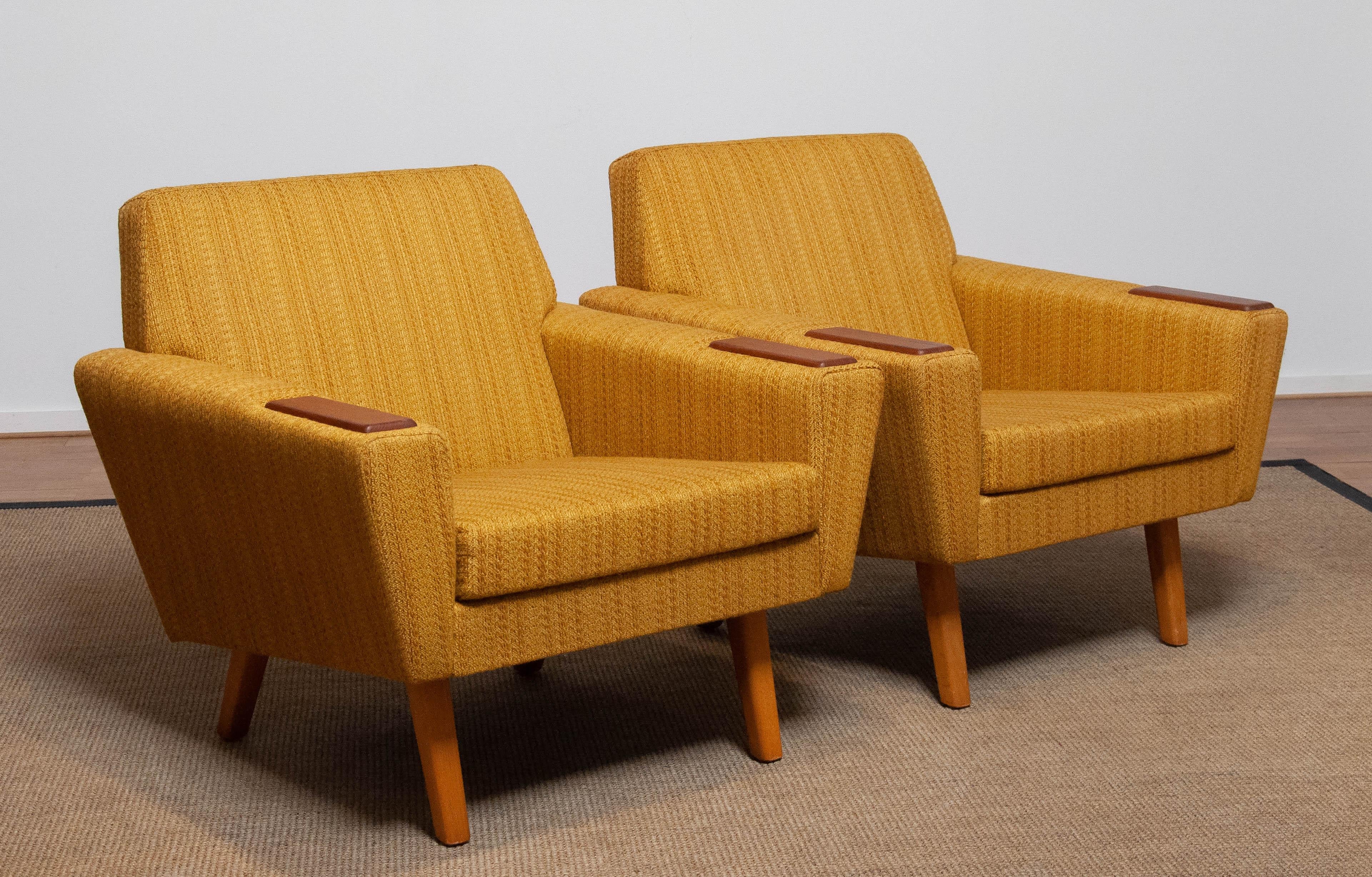Milieu du XXe siècle Paire de chaises longues / club scandinaves avec pattes en teck et tissu ocre, Danemark en vente