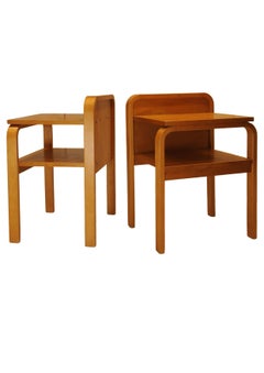 Paar skandinavisch-moderne Nachttische aus gebogenem Sperrholz Birke, Isku Oy Finnland