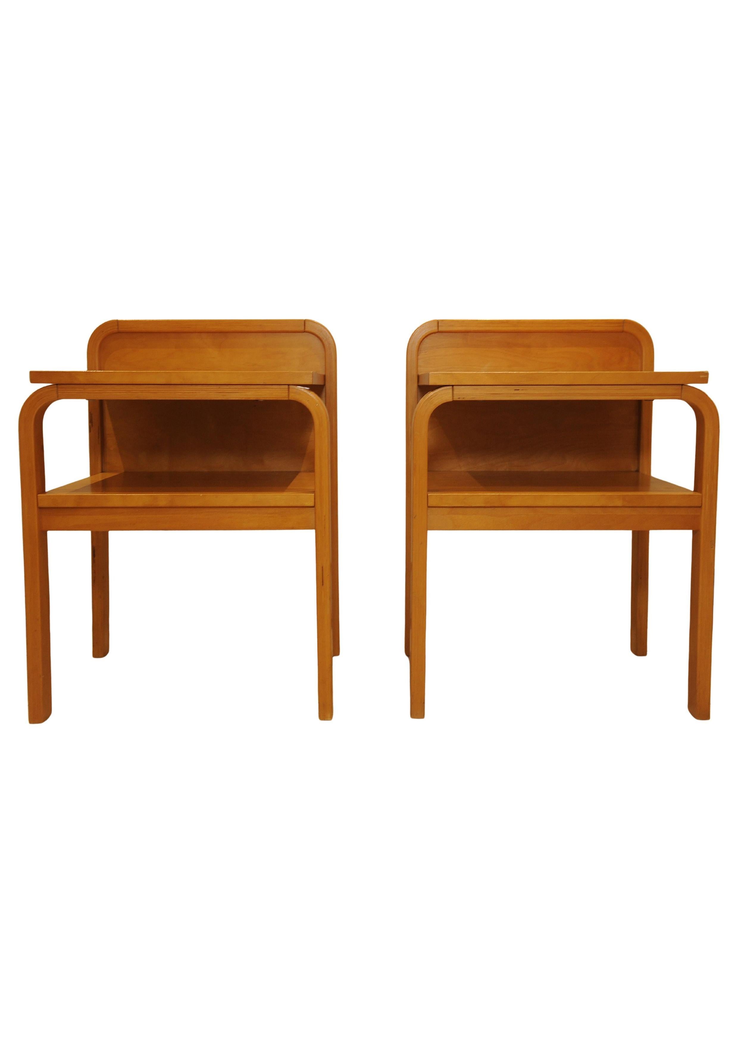 Pair Scandinavian Modern Isku Oy Finland Bent Plywood Birch Bedside Tables In Good Condition For Sale In Reading, Berkshire