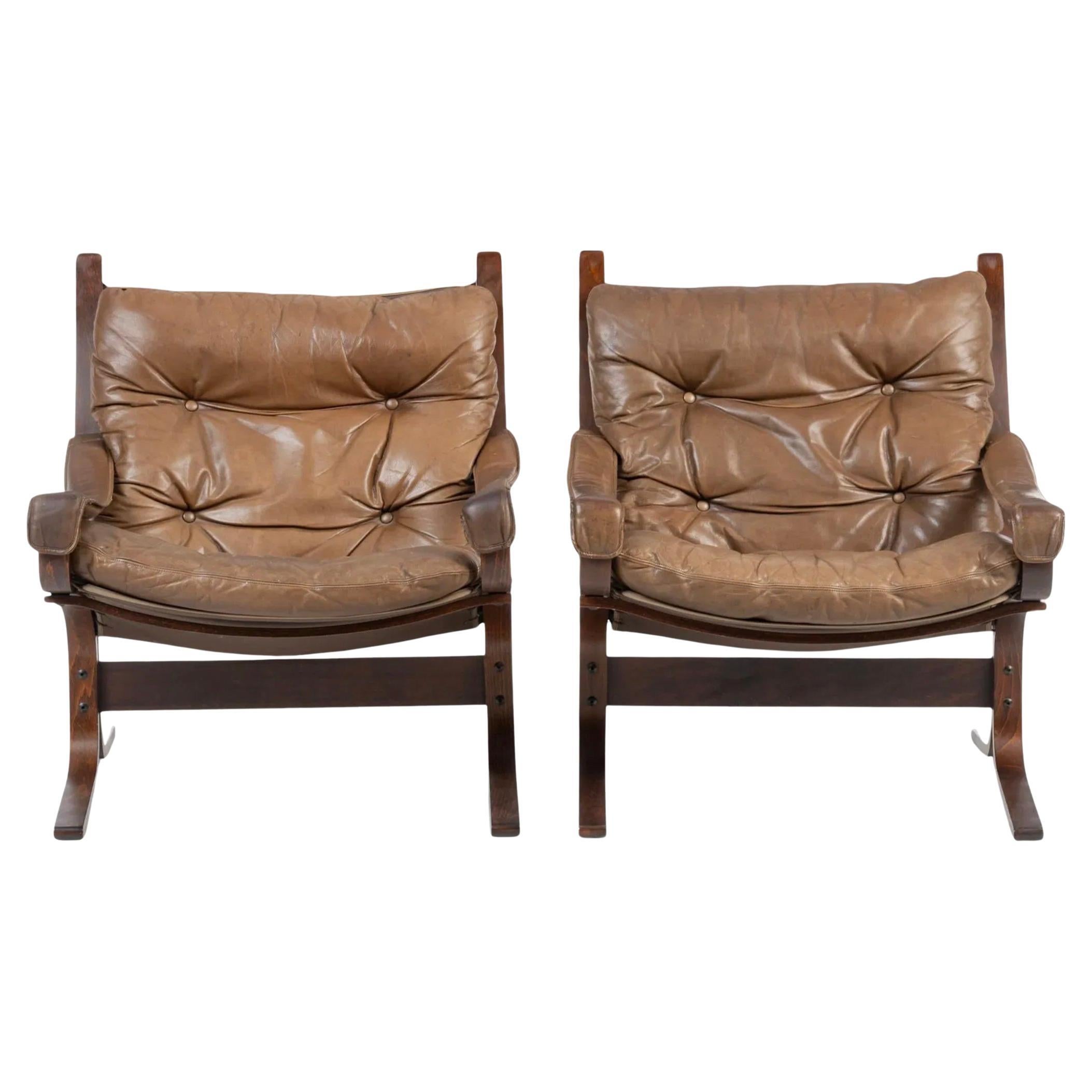 Pareja de sillones escandinavos modernos de cuero color tostado Siesta Low Safari Lounge Chairs Westnofa