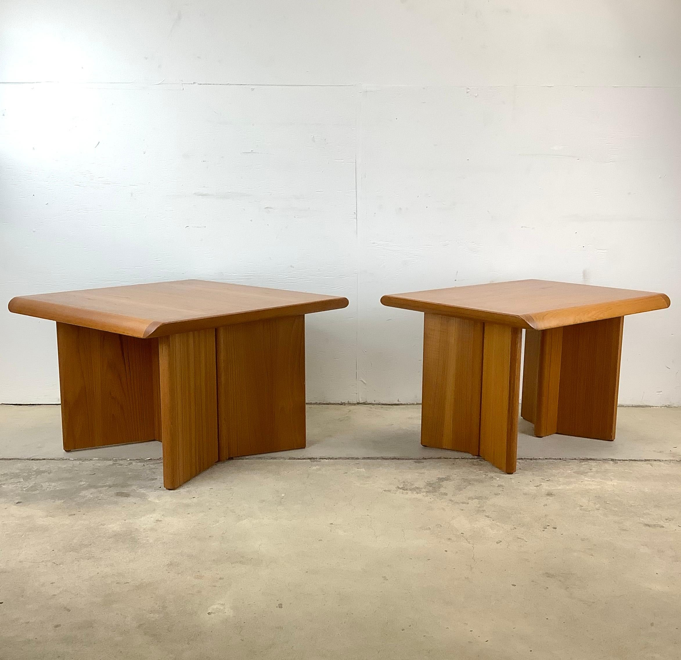 Dieses charmante Paar Vintage Modern Teak End Tables von Nordic Furniture ist eine reizvolle Kombination aus skandinavischem Stil, Funktionalität und Nachhaltigkeit. Diese aus hochwertigem Teakholz gefertigten Beistelltische weisen die für das