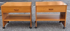 Paar Scandinavian Modern Teak Rolling Side Tables oder Nachttische