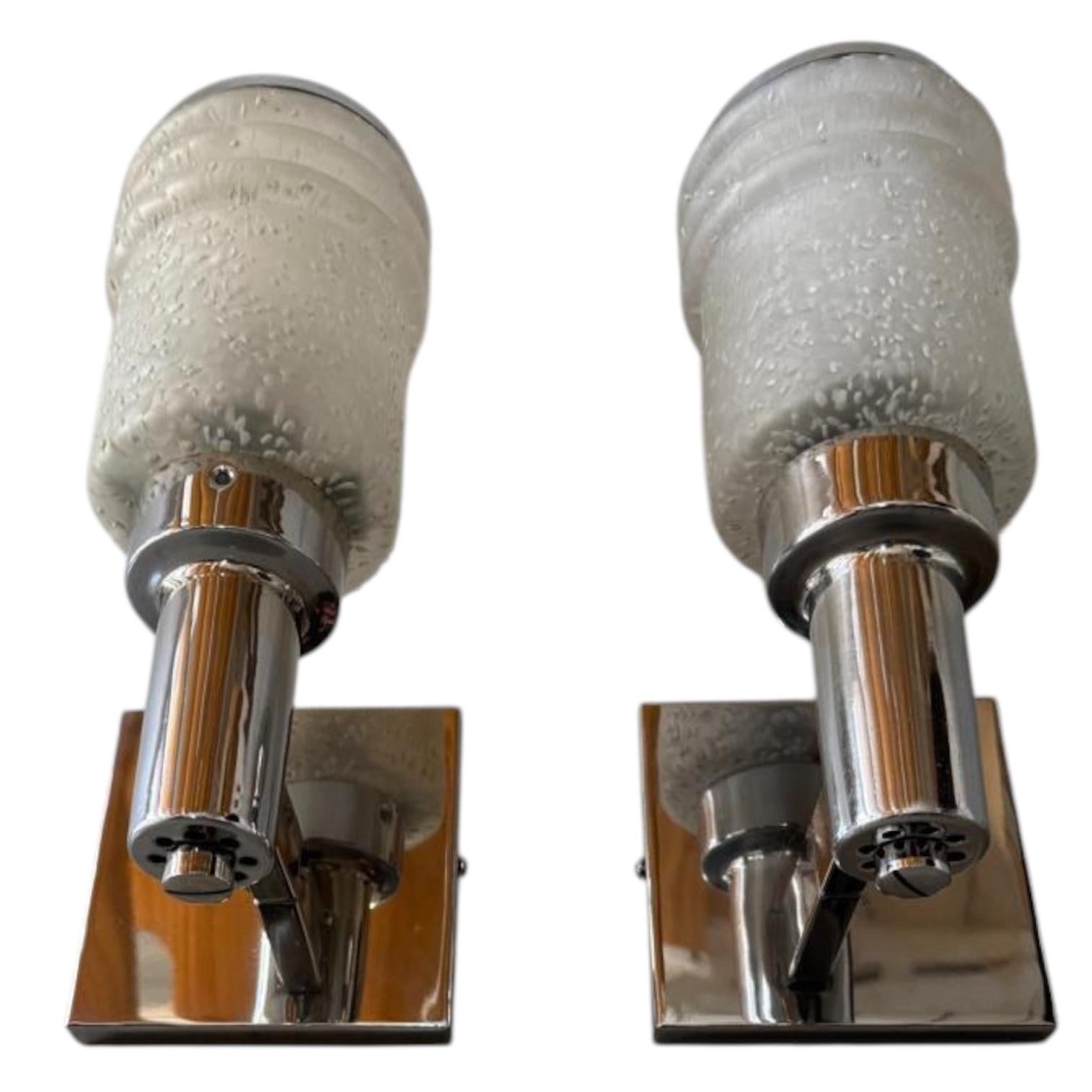 Pareja de apliques Lámpara de pared de mediados de siglo con cristal esmerilado Moderno de mediados de siglo en venta