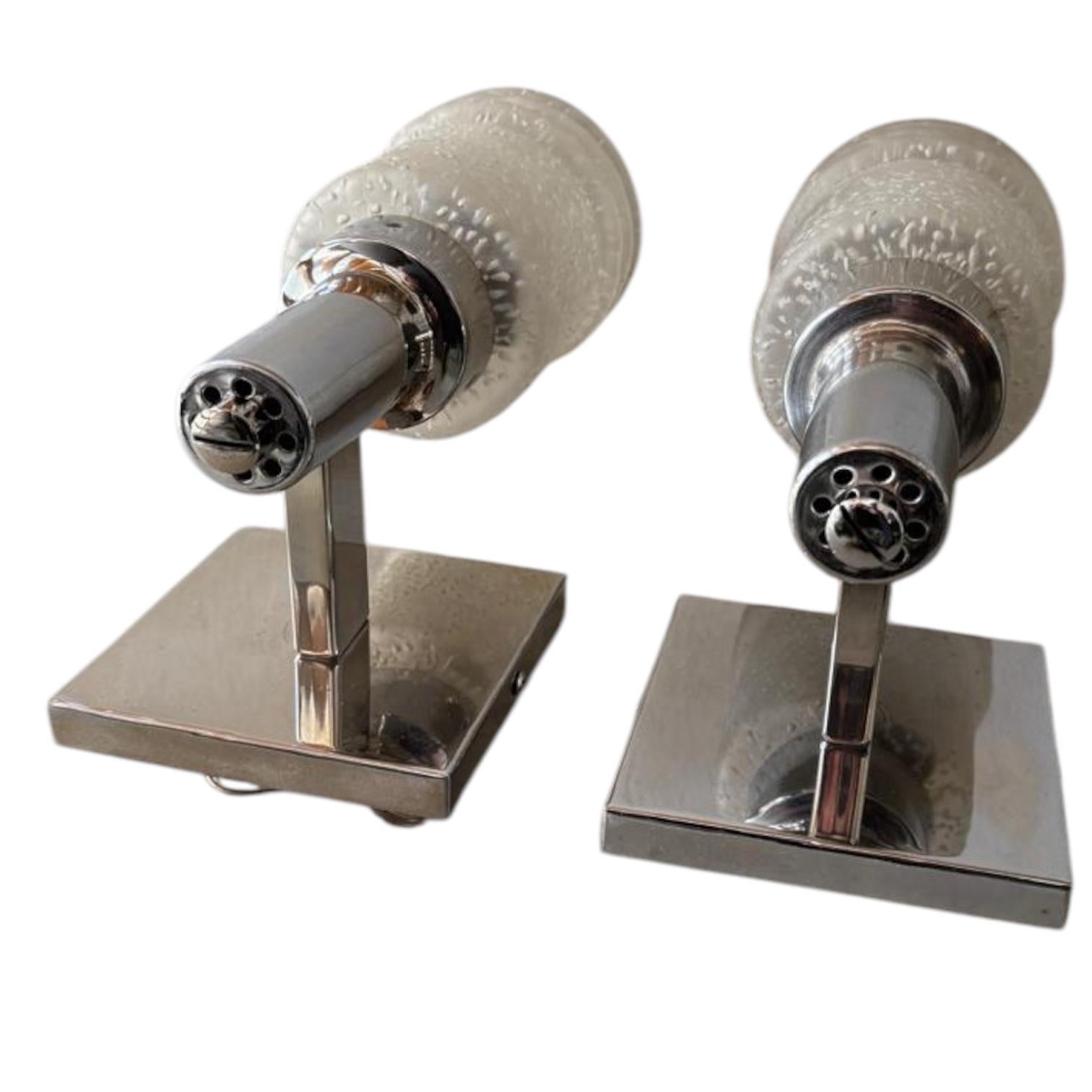 Pareja de apliques Lámpara de pared de mediados de siglo con cristal esmerilado finales del siglo XX en venta