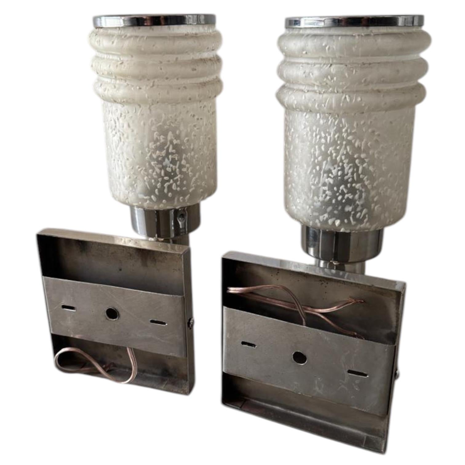 Pareja de apliques Lámpara de pared de mediados de siglo con cristal esmerilado en venta 1