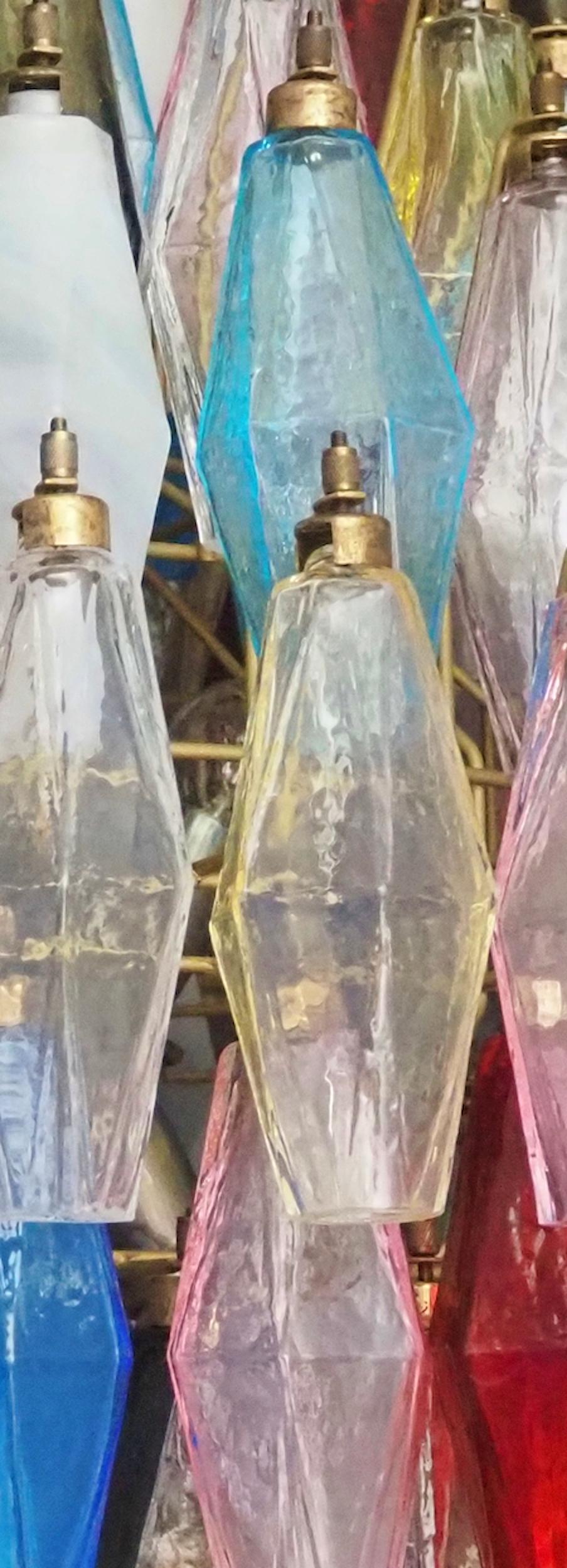 100% fatto a mano a Murano. Le appliques sono realizzate con 16 vetri Poliedri Multicolor fatti a mano a Murano, per ognuna, in una solida struttura di metallo verniciato oro e ottone. Gli occhiali
non sono più disponibili, hanno la particolarità di