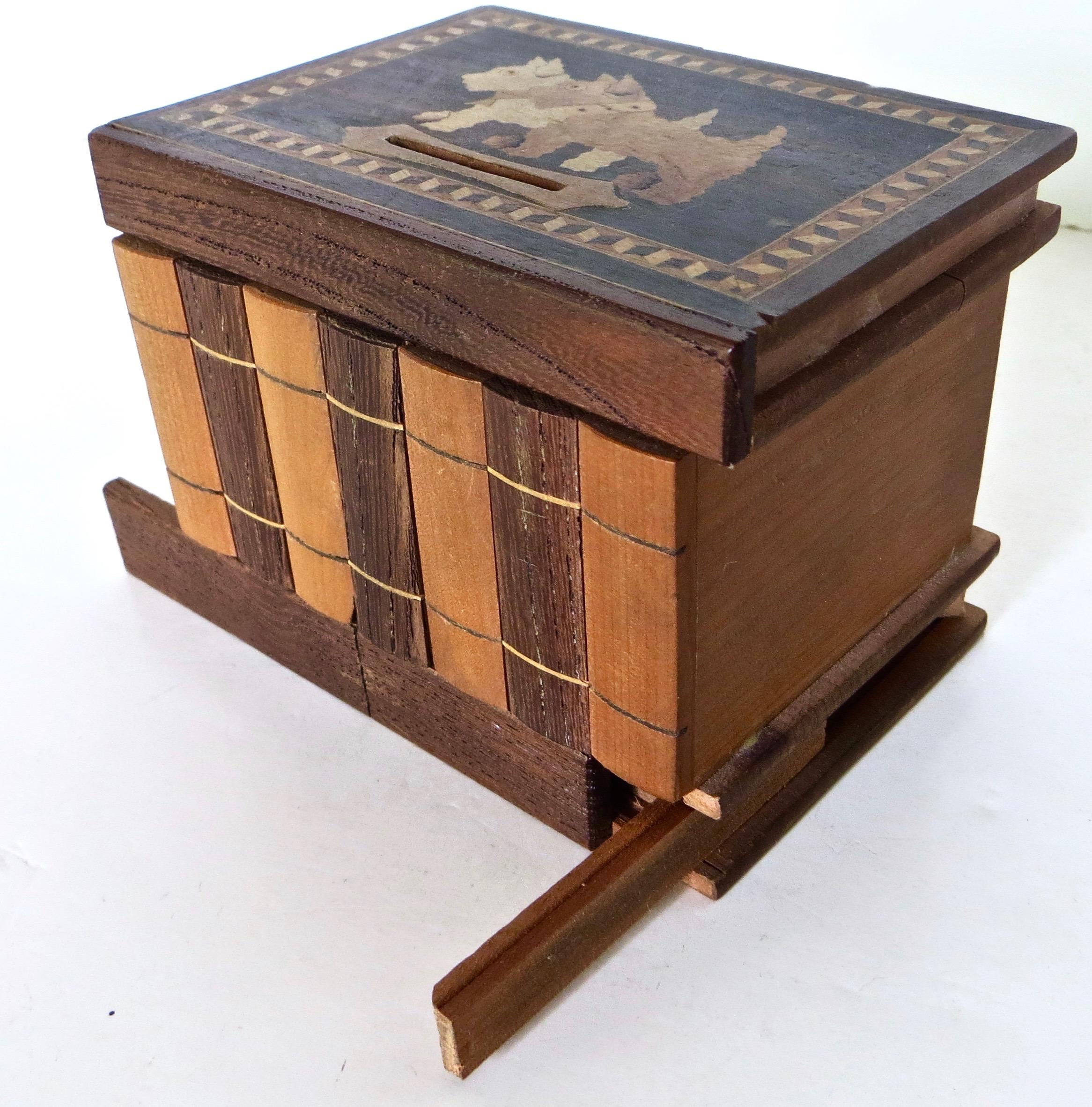 Metà XX secolo Coppia di cani Scottie in cima a un libro Puzzle giapponese a tema Banca Occupata Giappone Circa 1948 in vendita