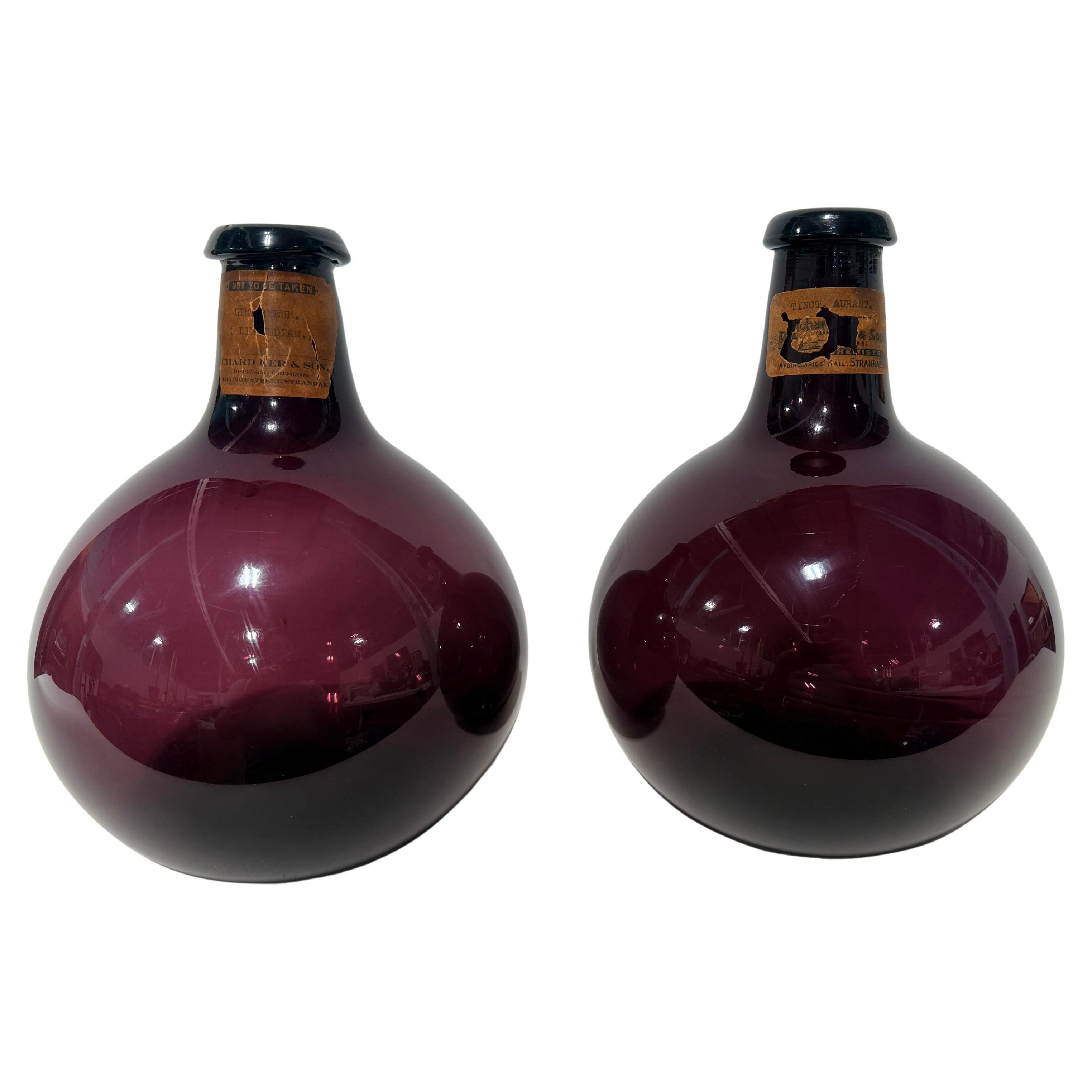 Coppia di bottiglie di vetro ametista da farmacia scozzese, C.C. 1890 con etichette in vendita