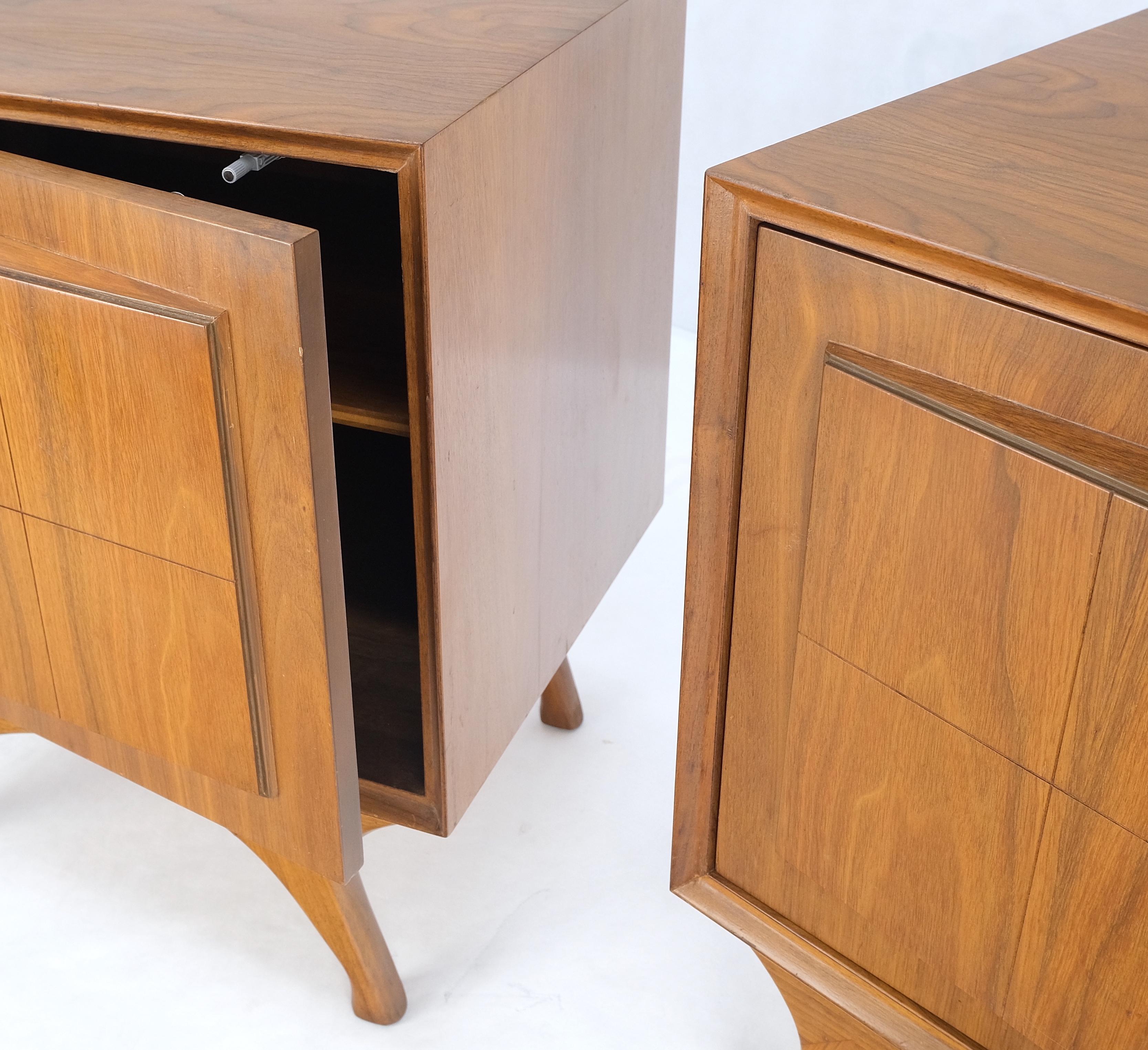 Lacquered Pair Sculpted Fronts Legs Walnut Mid-Century Modern Nightstands End Tables MINT! For Sale
