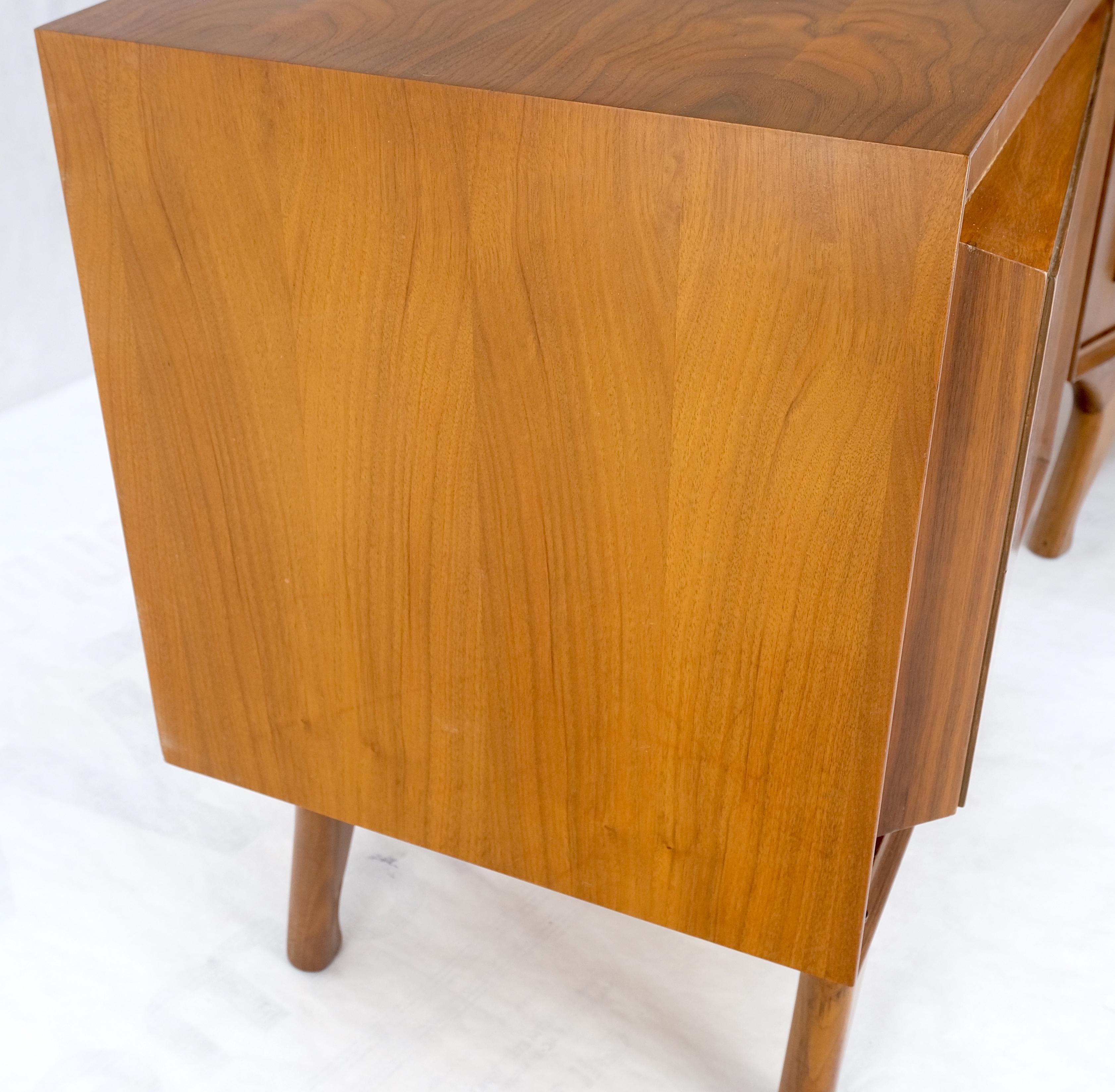 Pair Sculpted Fronts Legs Walnut Mid-Century Modern Nightstands End Tables MINT! For Sale 1