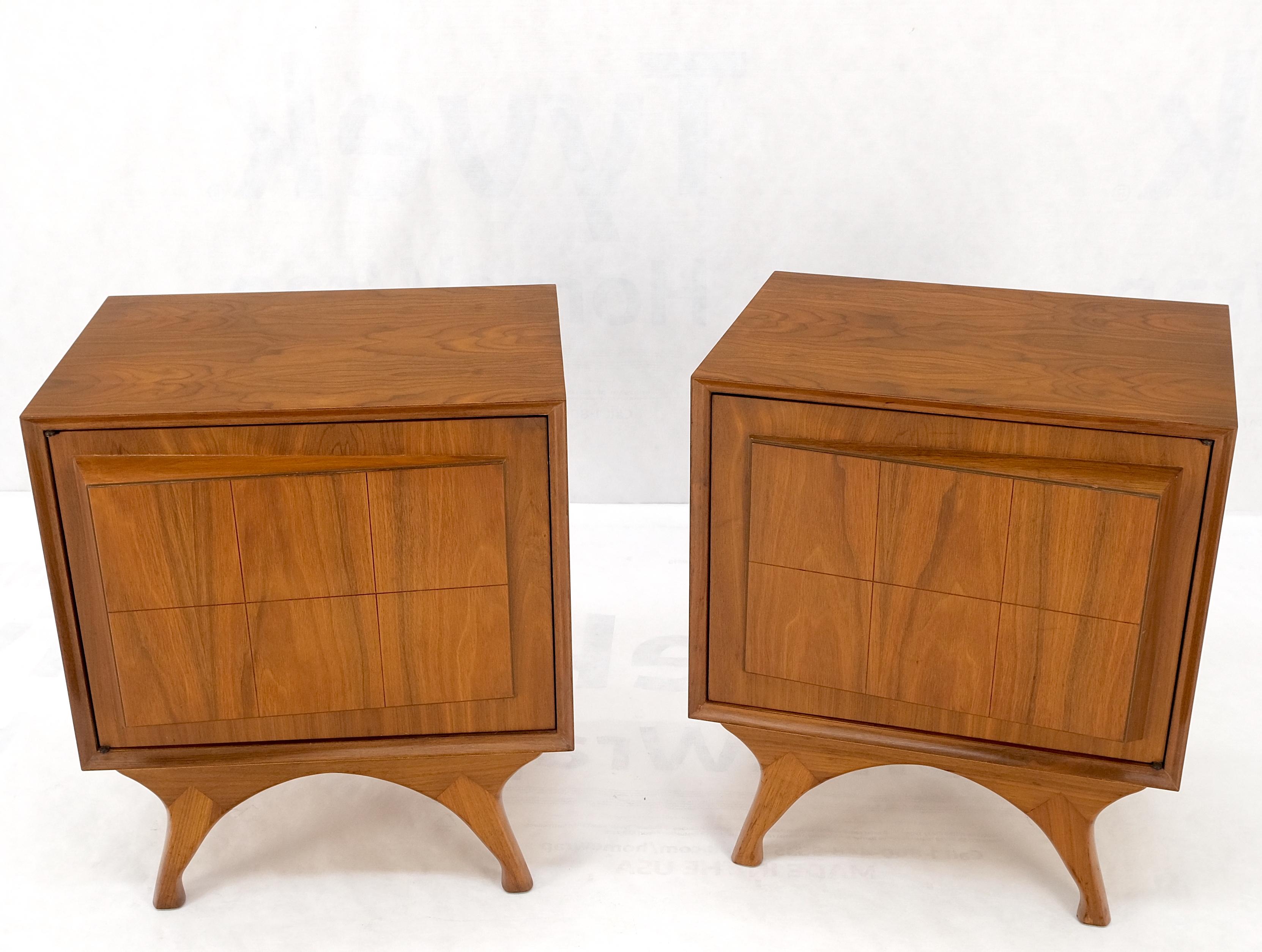 Pair Sculpted Fronts Legs Walnut Mid-Century Modern Nightstands End Tables MINT! For Sale 3