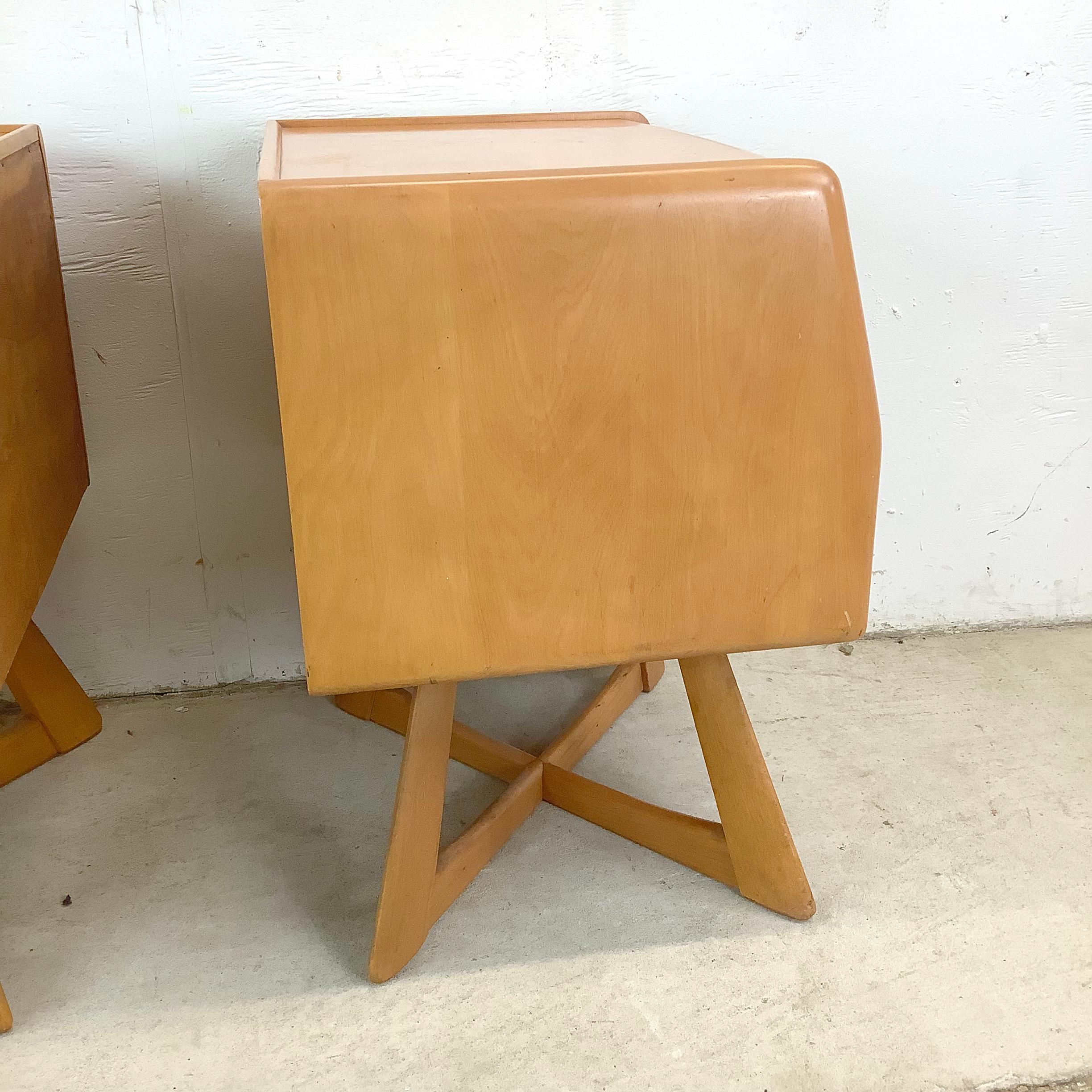 Pair Sculptura Nightstands by Heywood-Wakefield For Sale 3