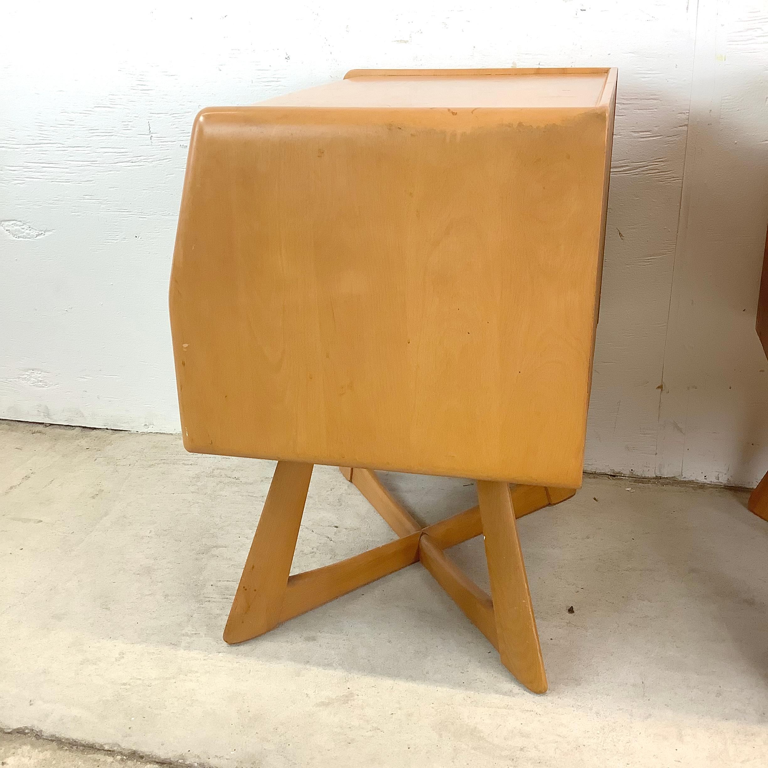 Pair Sculptura Nightstands by Heywood-Wakefield For Sale 4