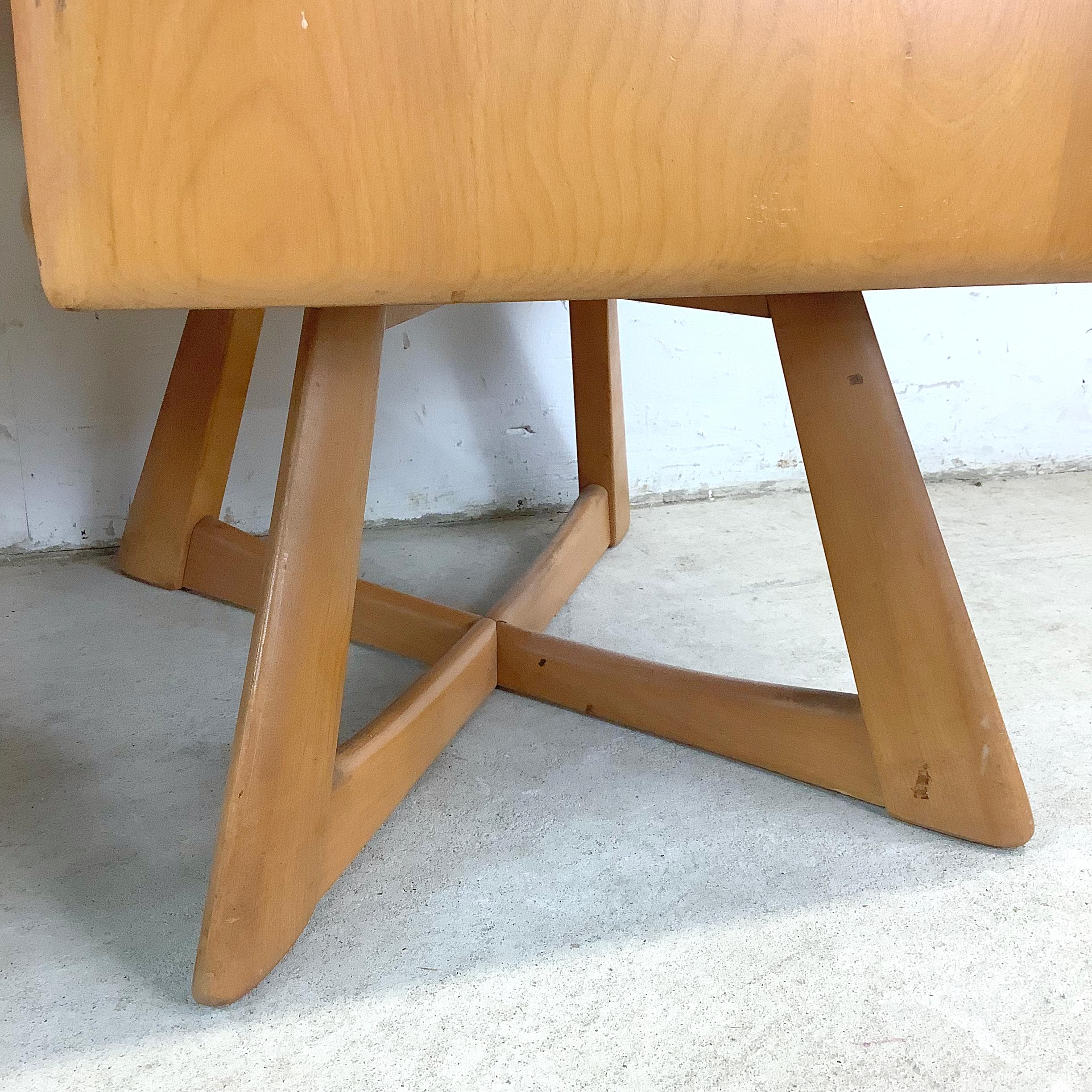Pair Sculptura Nightstands by Heywood-Wakefield For Sale 6