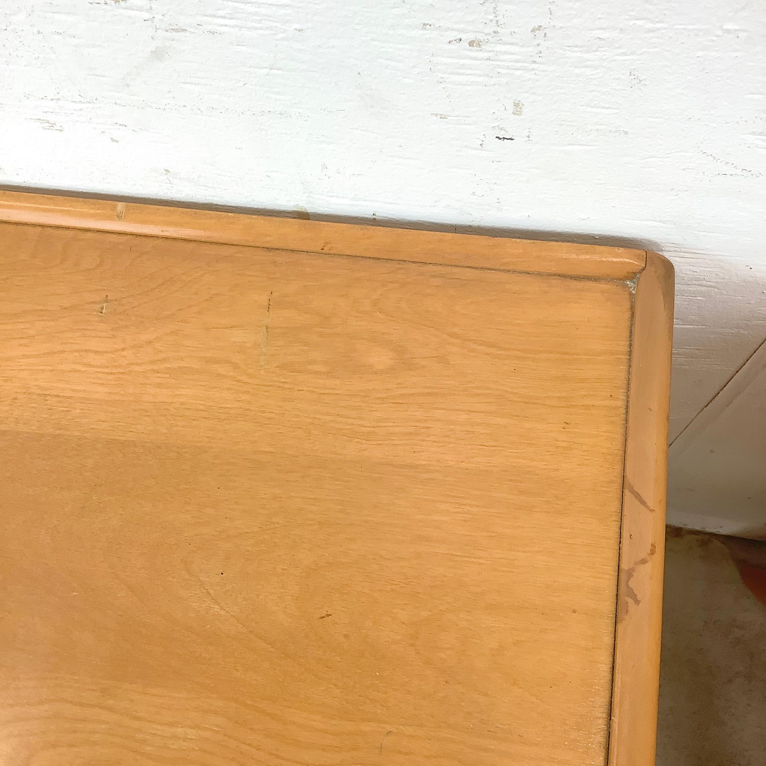 Pair Sculptura Nightstands by Heywood-Wakefield For Sale 8