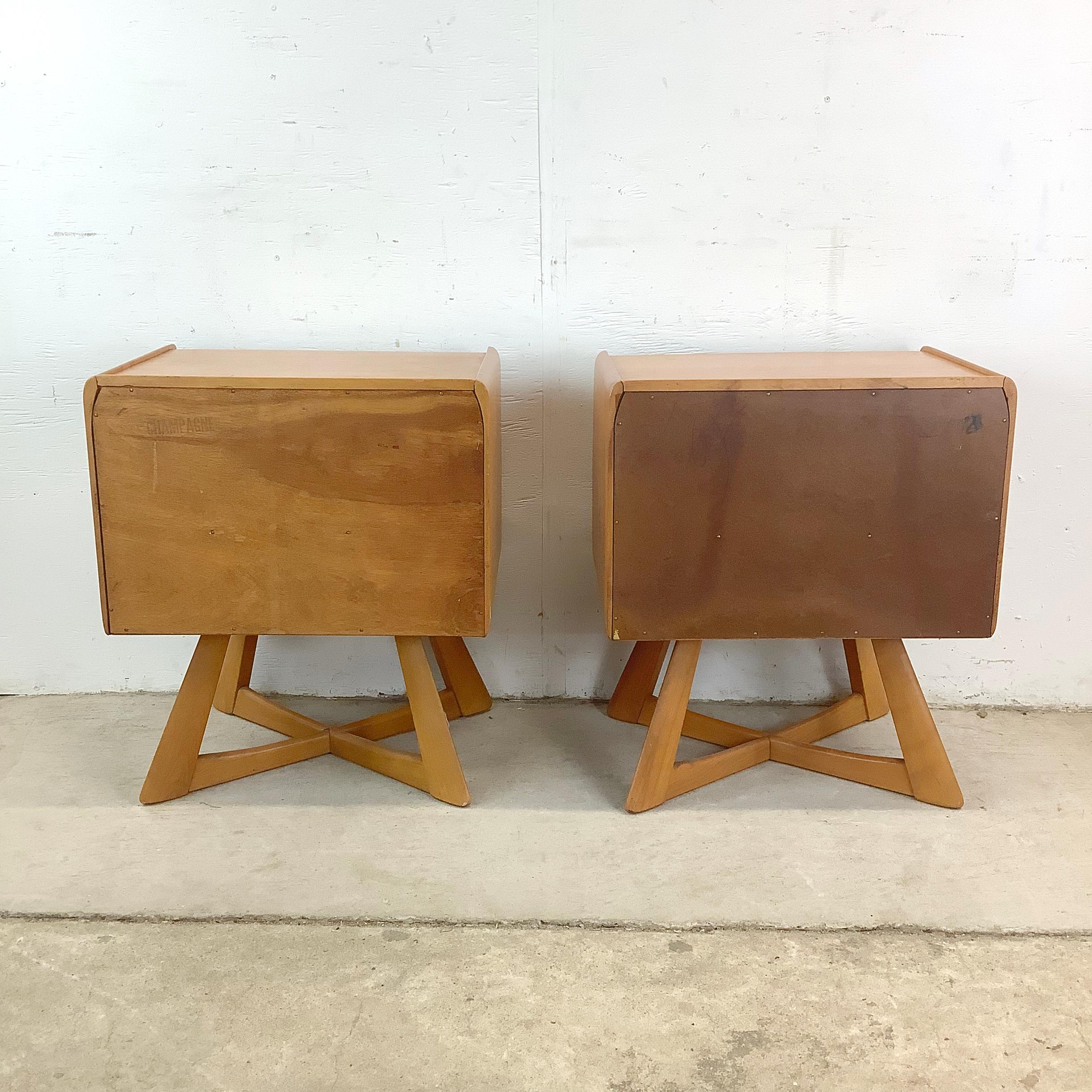 Pair Sculptura Nightstands by Heywood-Wakefield For Sale 11