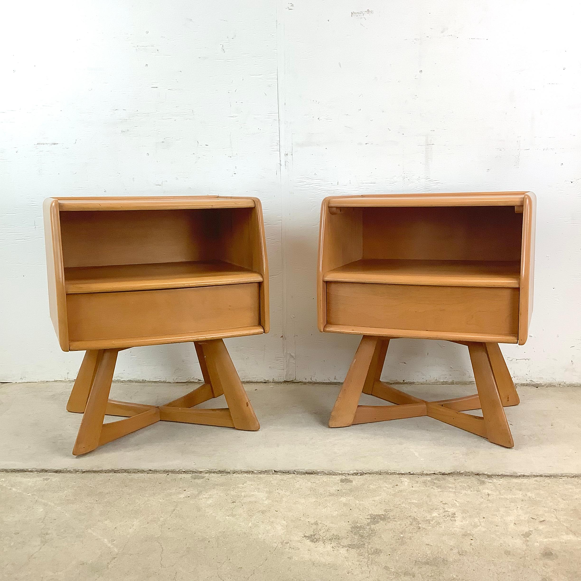 20th Century Pair Sculptura Nightstands by Heywood-Wakefield For Sale