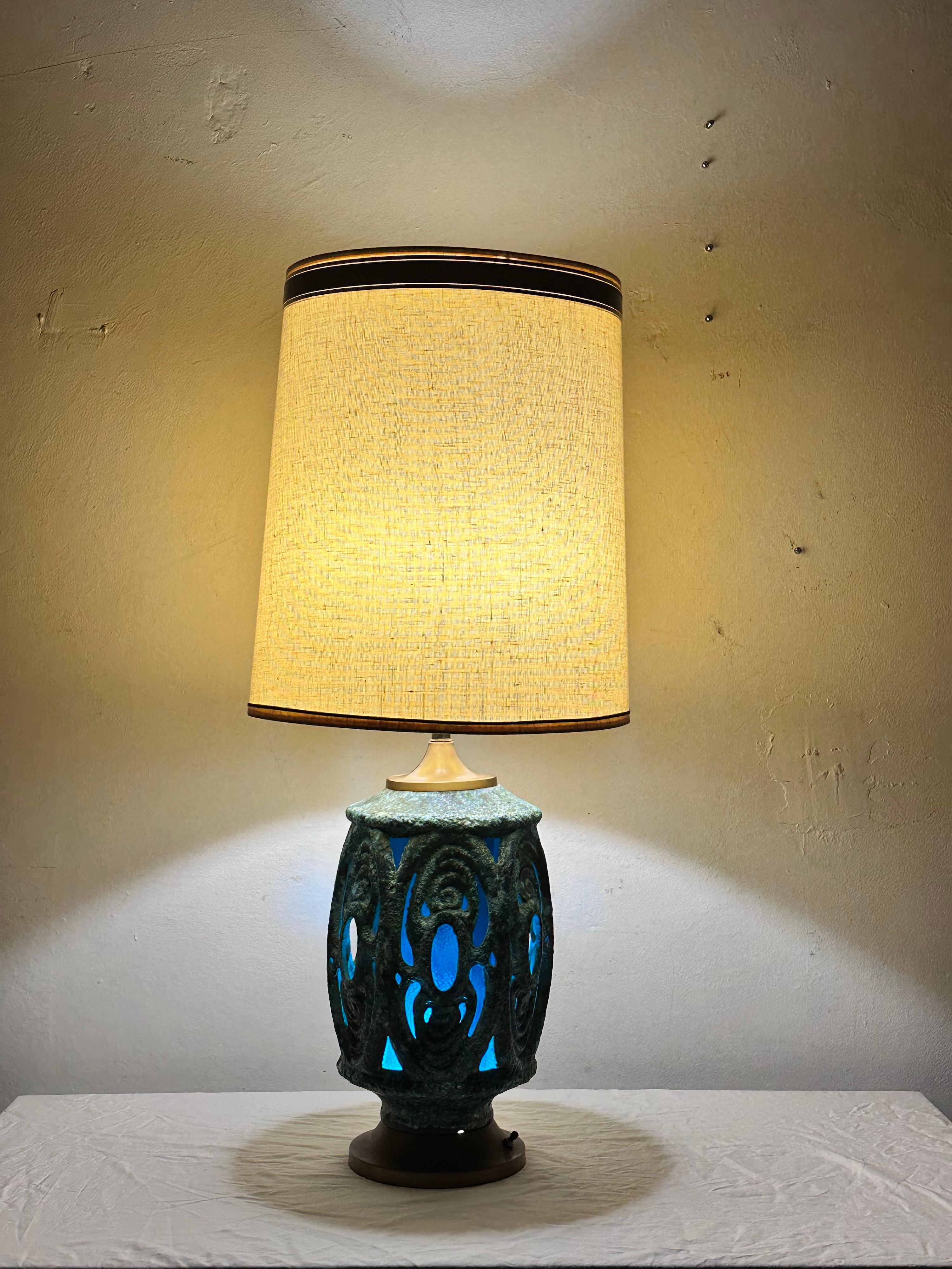 Coppia di lampade scultoree brutaliste Tiki di metà secolo con smalto nello stile di Honi ChilO in vendita 2