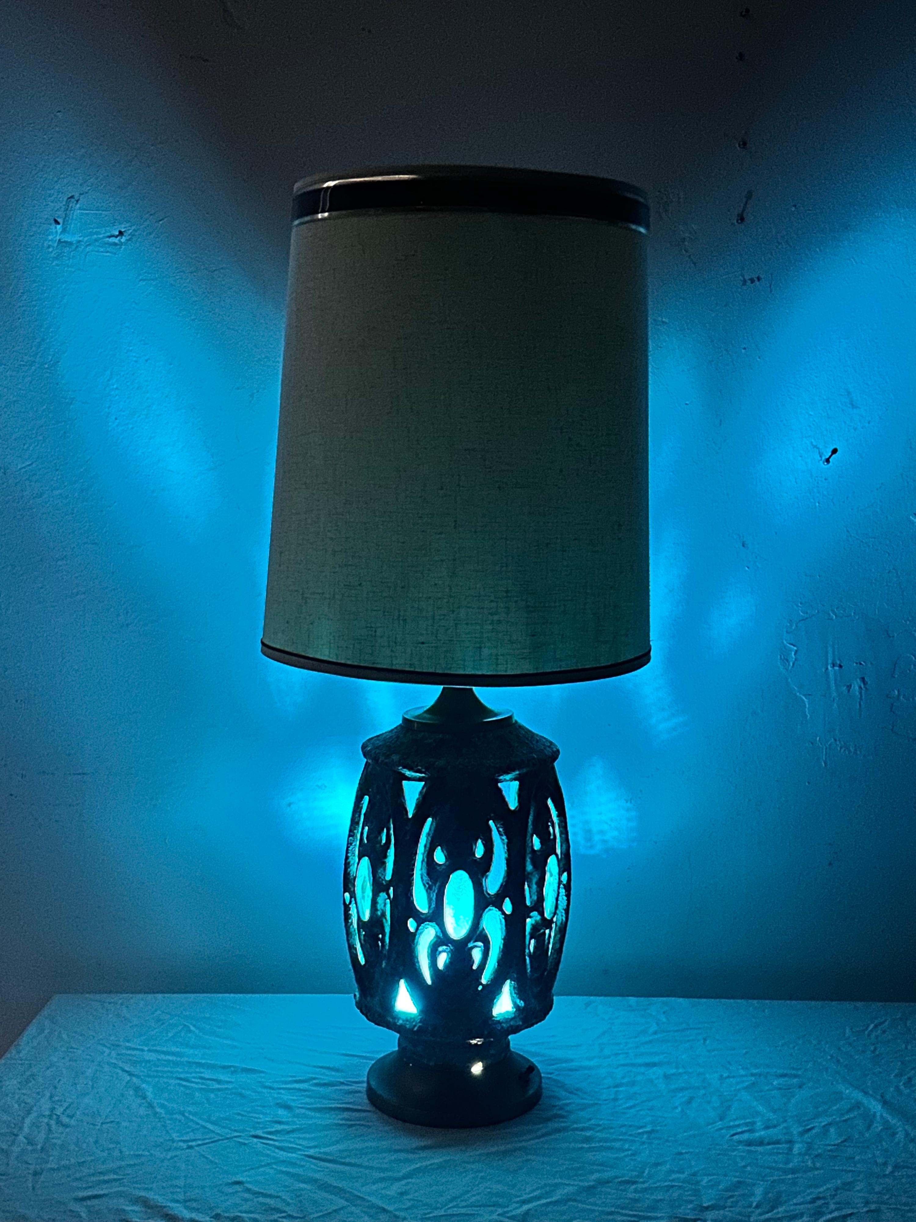 Coppia di lampade scultoree brutaliste Tiki di metà secolo con smalto nello stile di Honi ChilO in vendita 3
