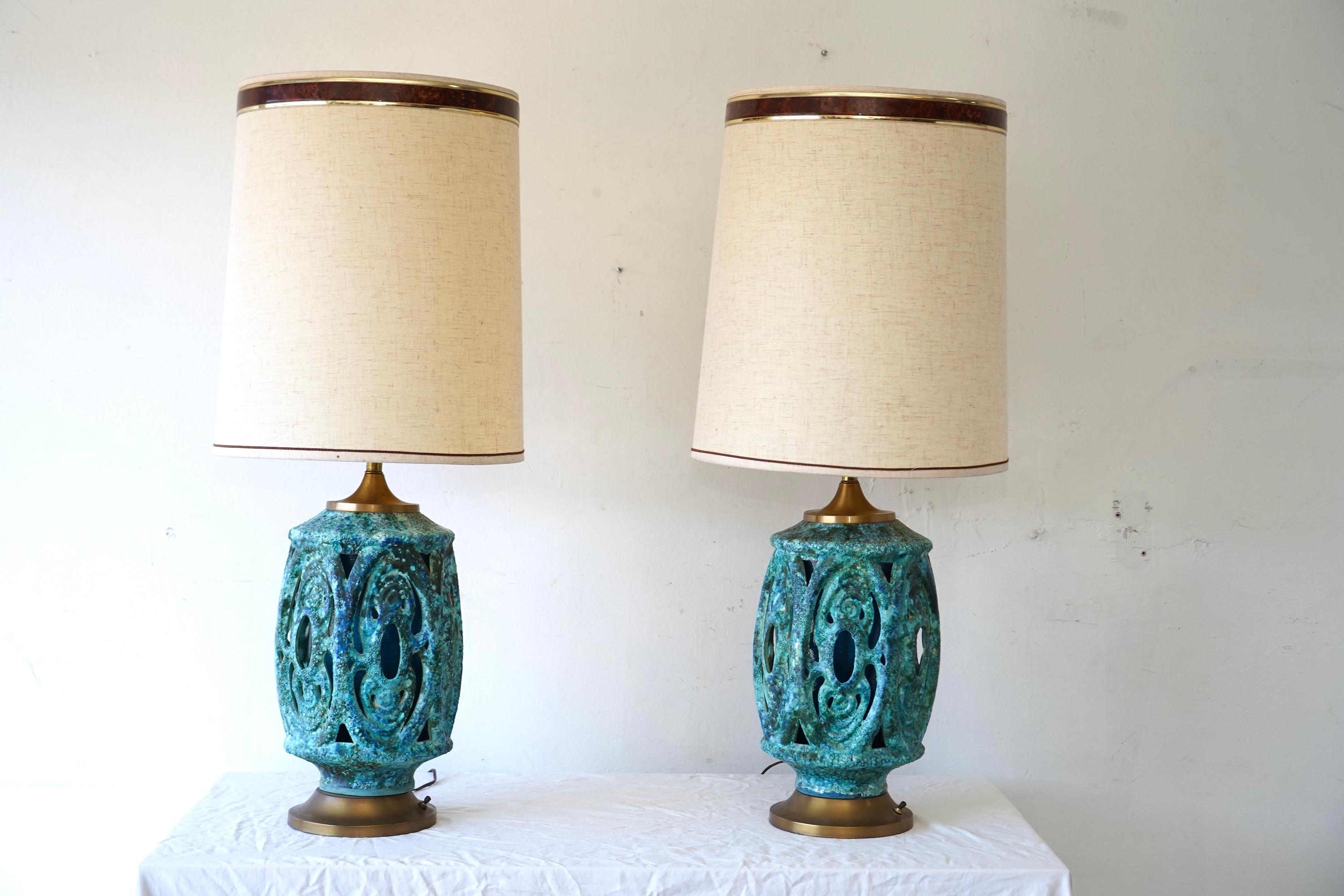 Coppia di sculture brutaliste Tiki- metà secolo  Lampade con smalto a goccia - Stile ChilO   


Una coppia di lampade da tavolo della metà del secolo scorso di grande effetto, con corpi scultorei in ceramica dalle tonalità vivaci di  smalto blu a