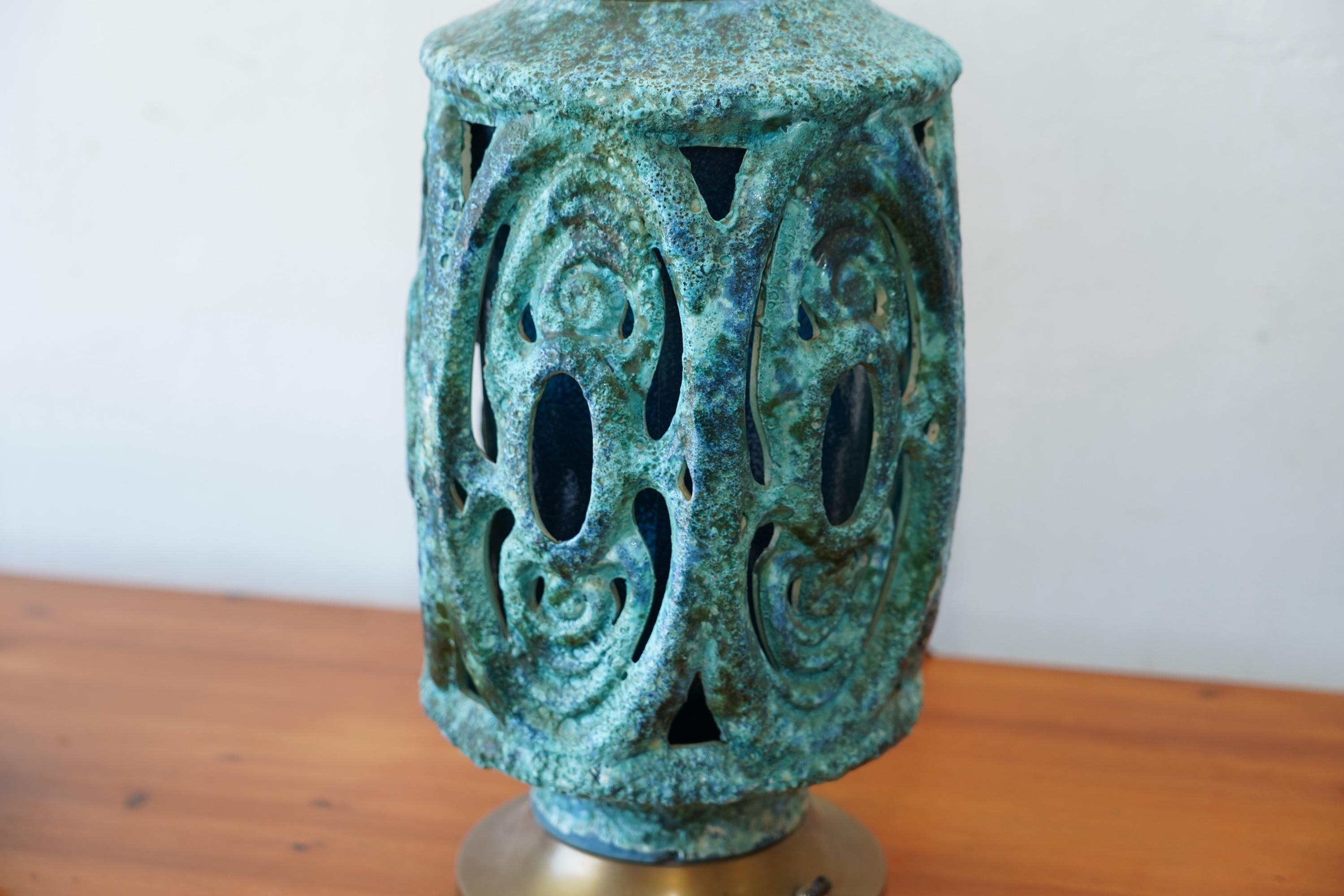 Mid-Century moderno Coppia di lampade scultoree brutaliste Tiki di metà secolo con smalto nello stile di Honi ChilO in vendita