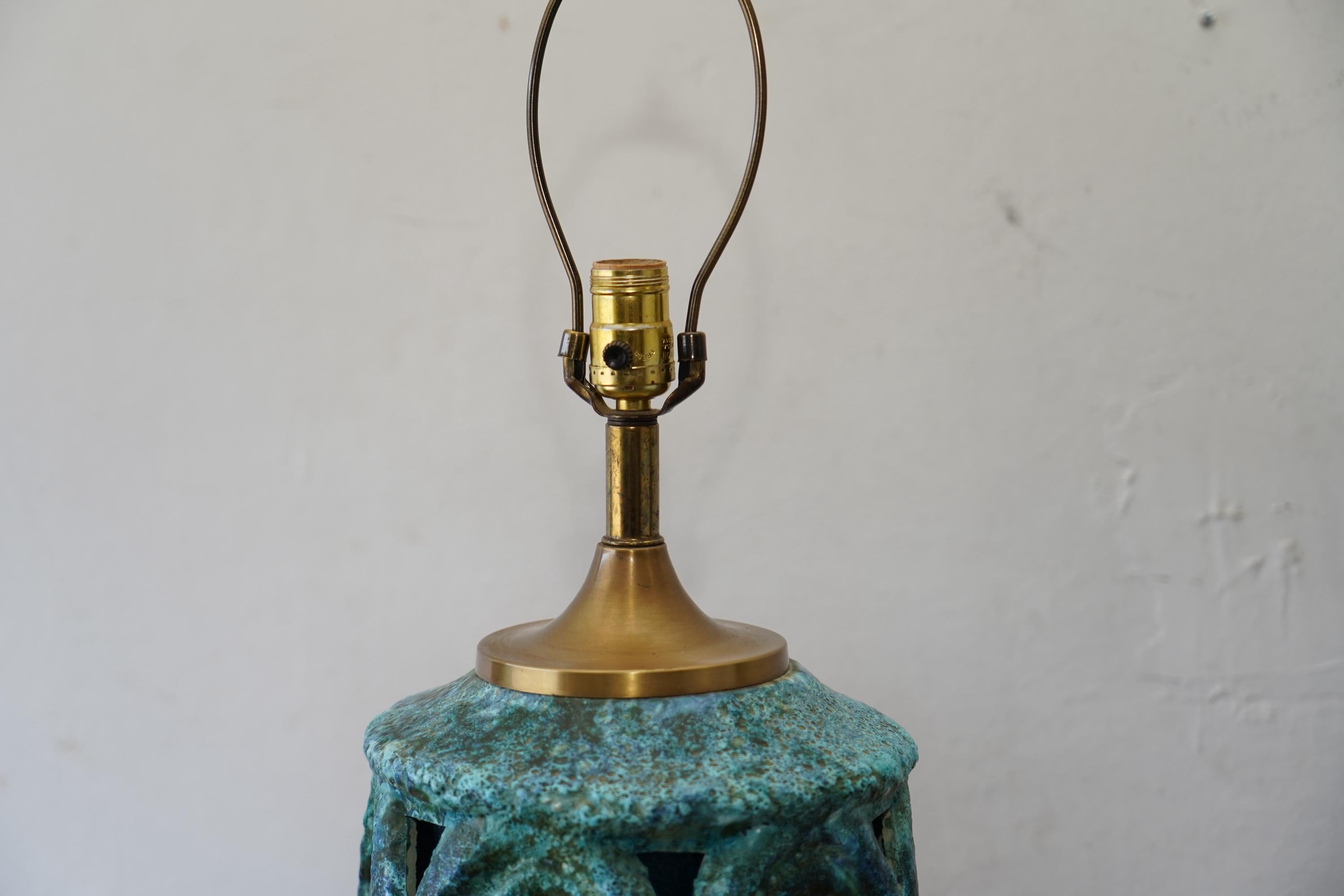 Americano Coppia di lampade scultoree brutaliste Tiki di metà secolo con smalto nello stile di Honi ChilO in vendita