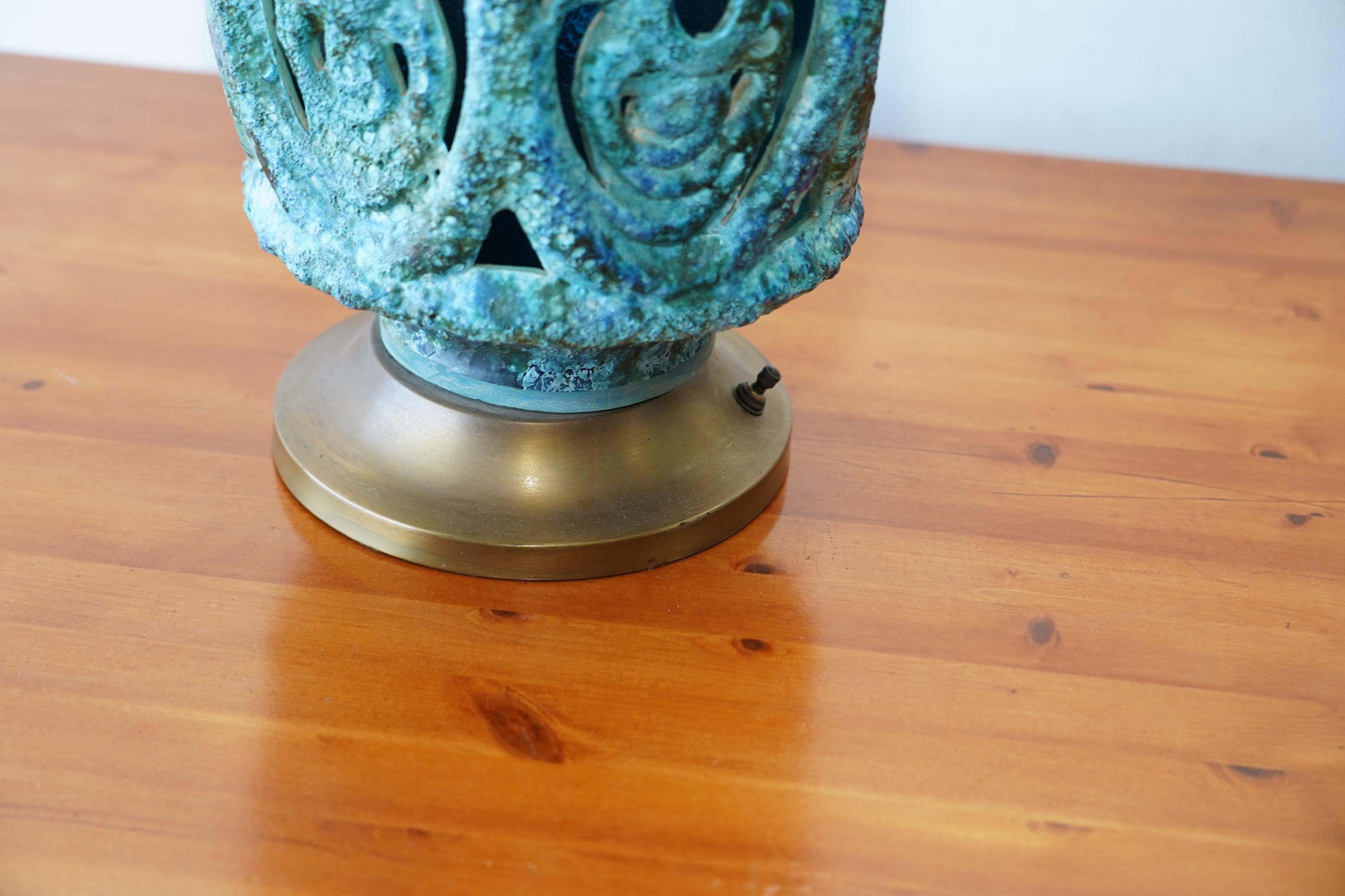 Smaltato Coppia di lampade scultoree brutaliste Tiki di metà secolo con smalto nello stile di Honi ChilO in vendita