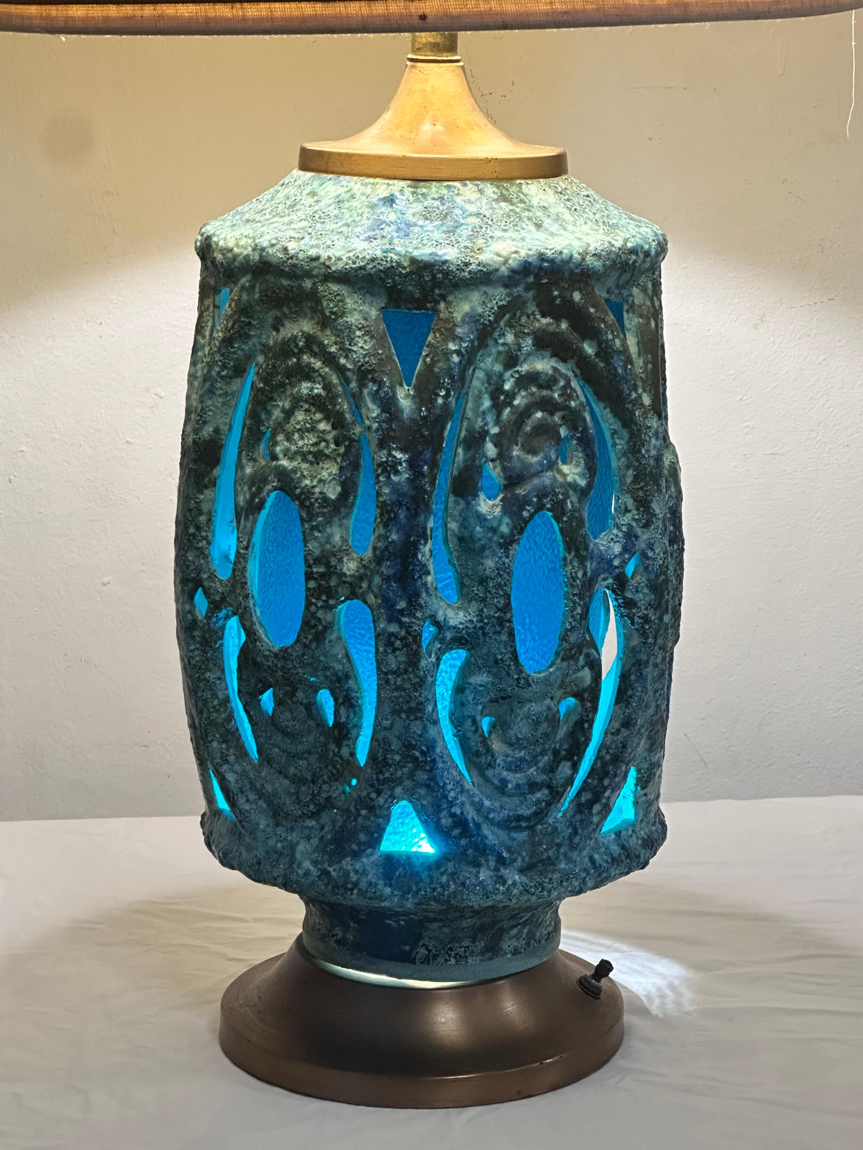 Metà XX secolo Coppia di lampade scultoree brutaliste Tiki di metà secolo con smalto nello stile di Honi ChilO in vendita