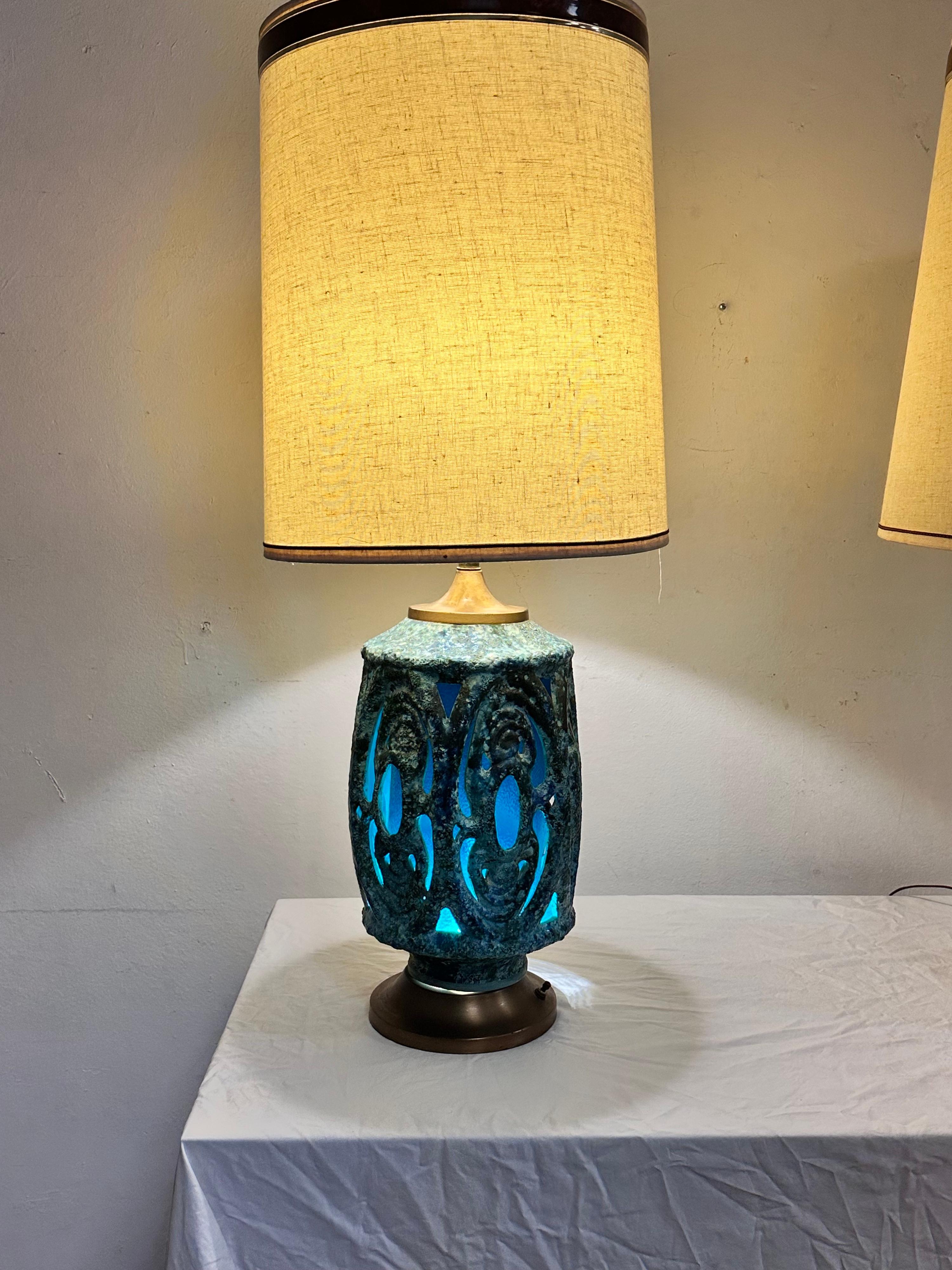 Ceramica Coppia di lampade scultoree brutaliste Tiki di metà secolo con smalto nello stile di Honi ChilO in vendita