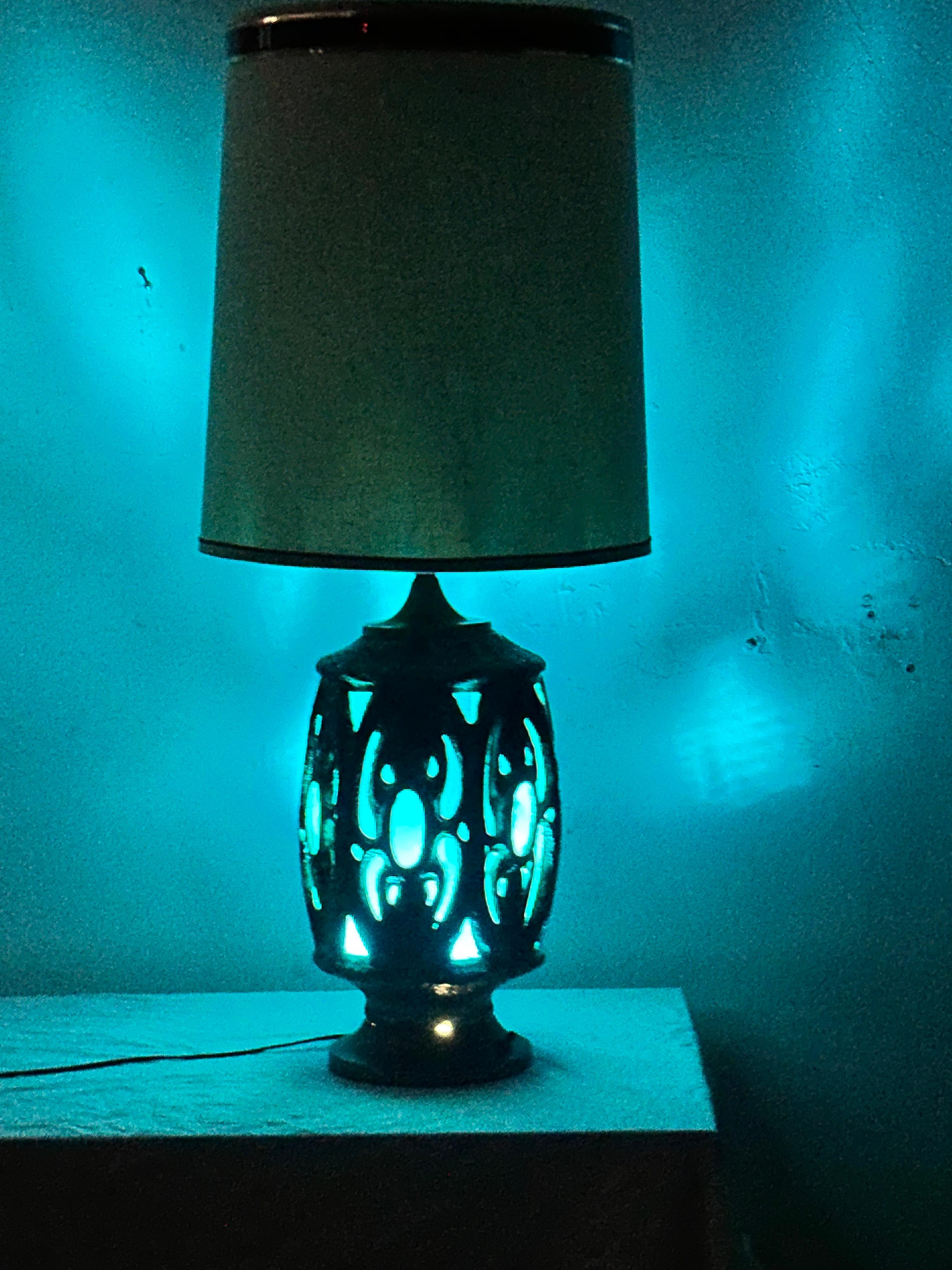Coppia di lampade scultoree brutaliste Tiki di metà secolo con smalto nello stile di Honi ChilO in vendita 1