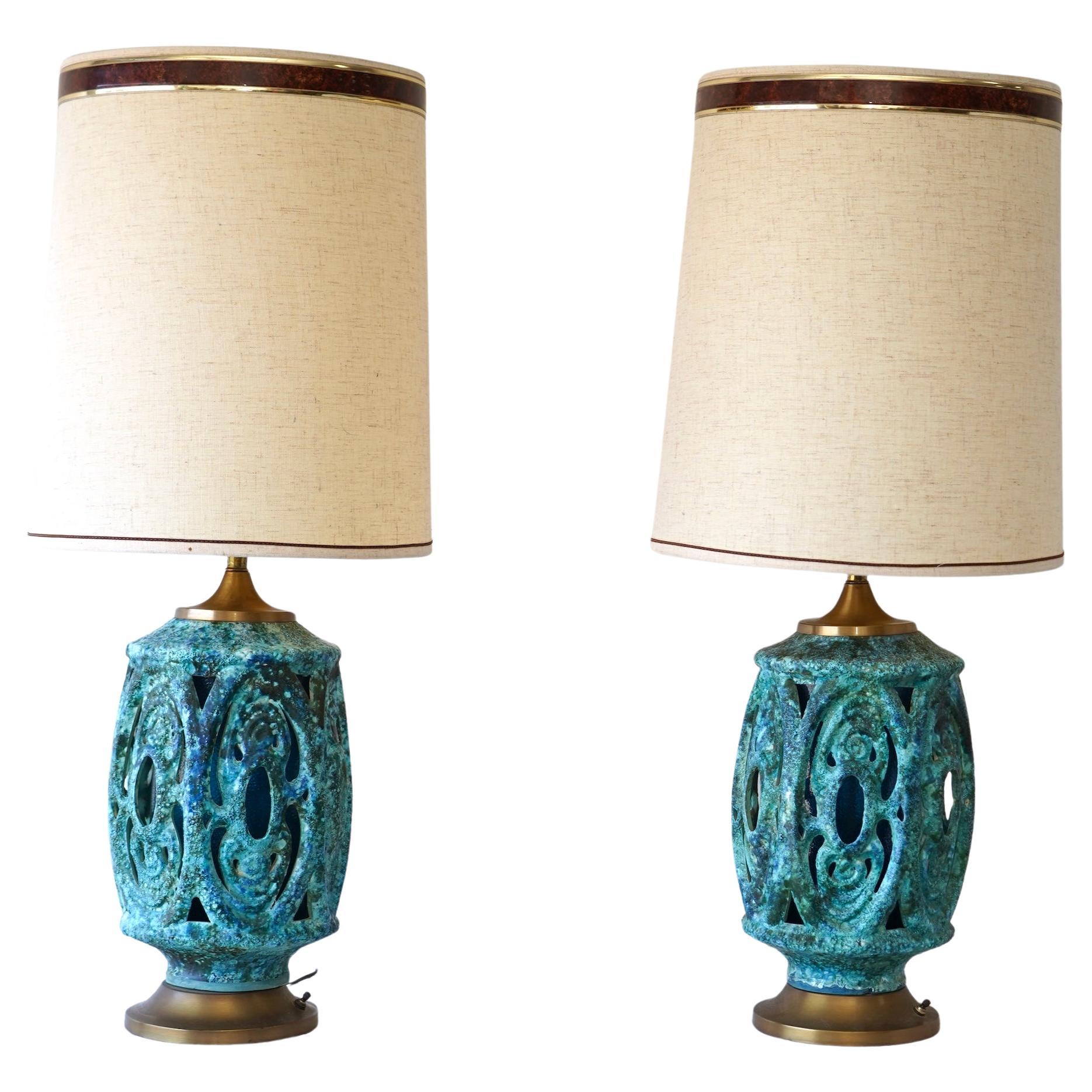 Coppia di lampade scultoree brutaliste Tiki di metà secolo con smalto nello stile di Honi ChilO in vendita