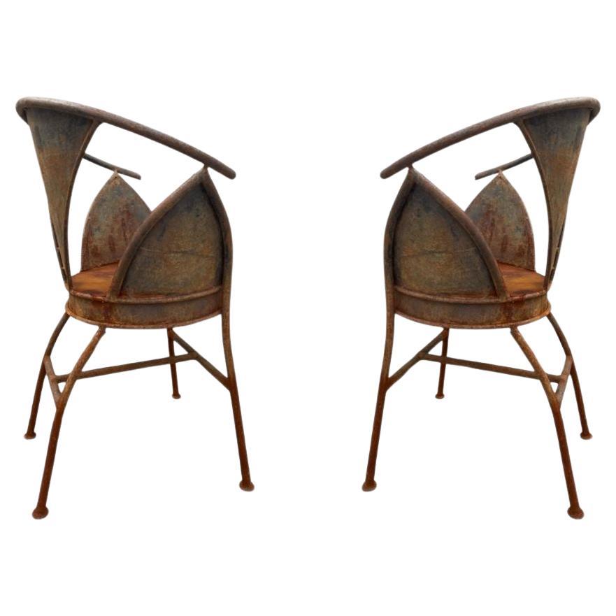 Pareja escultural de sillas de bistro francesas de acero soldado, estilo brutalista en venta