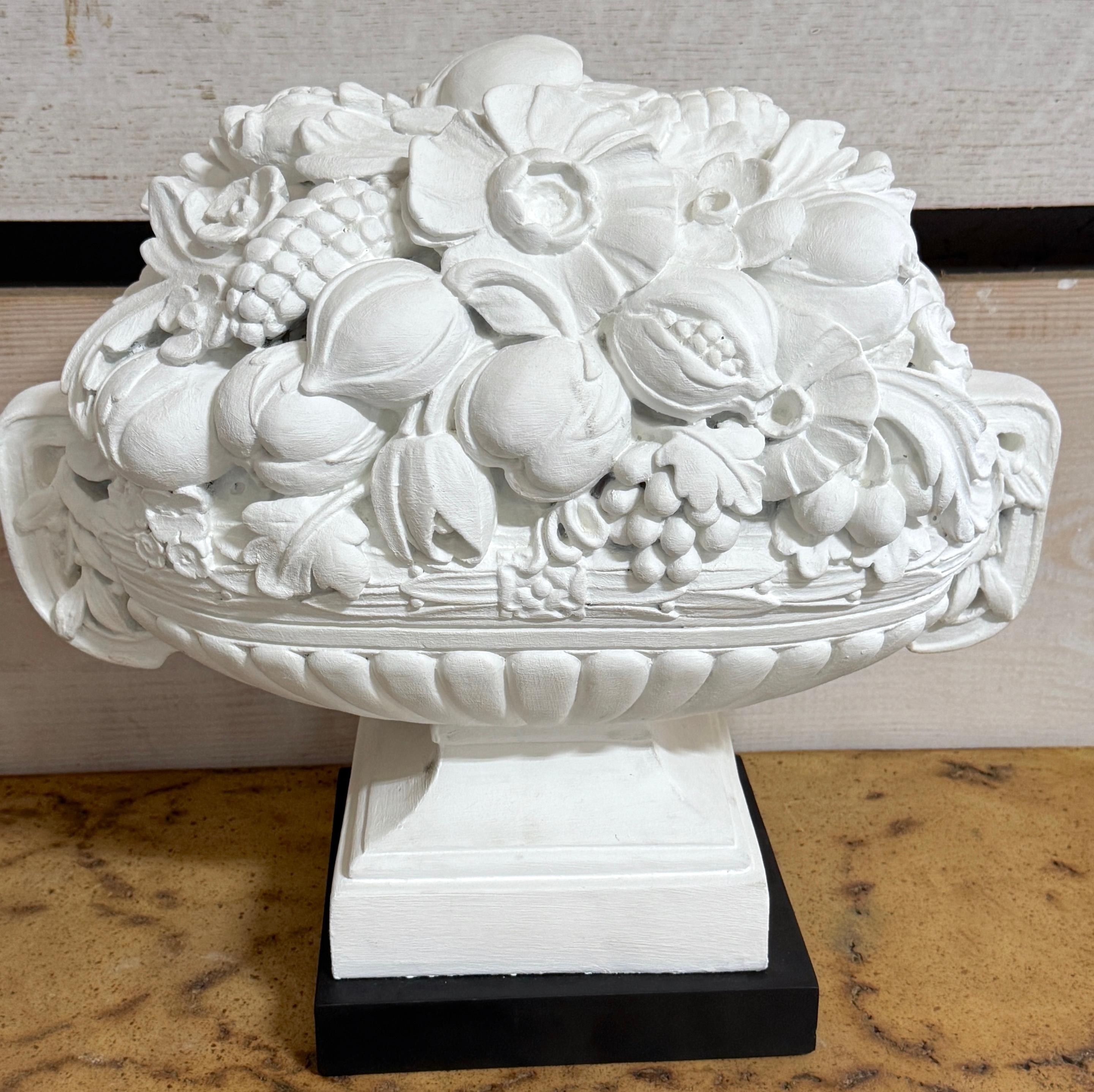 Ein Paar exotische Obst- und Blumentopien aus Gips von Serge Roche Gesso und bemaltem Gips, 1950er Jahre im Angebot 3
