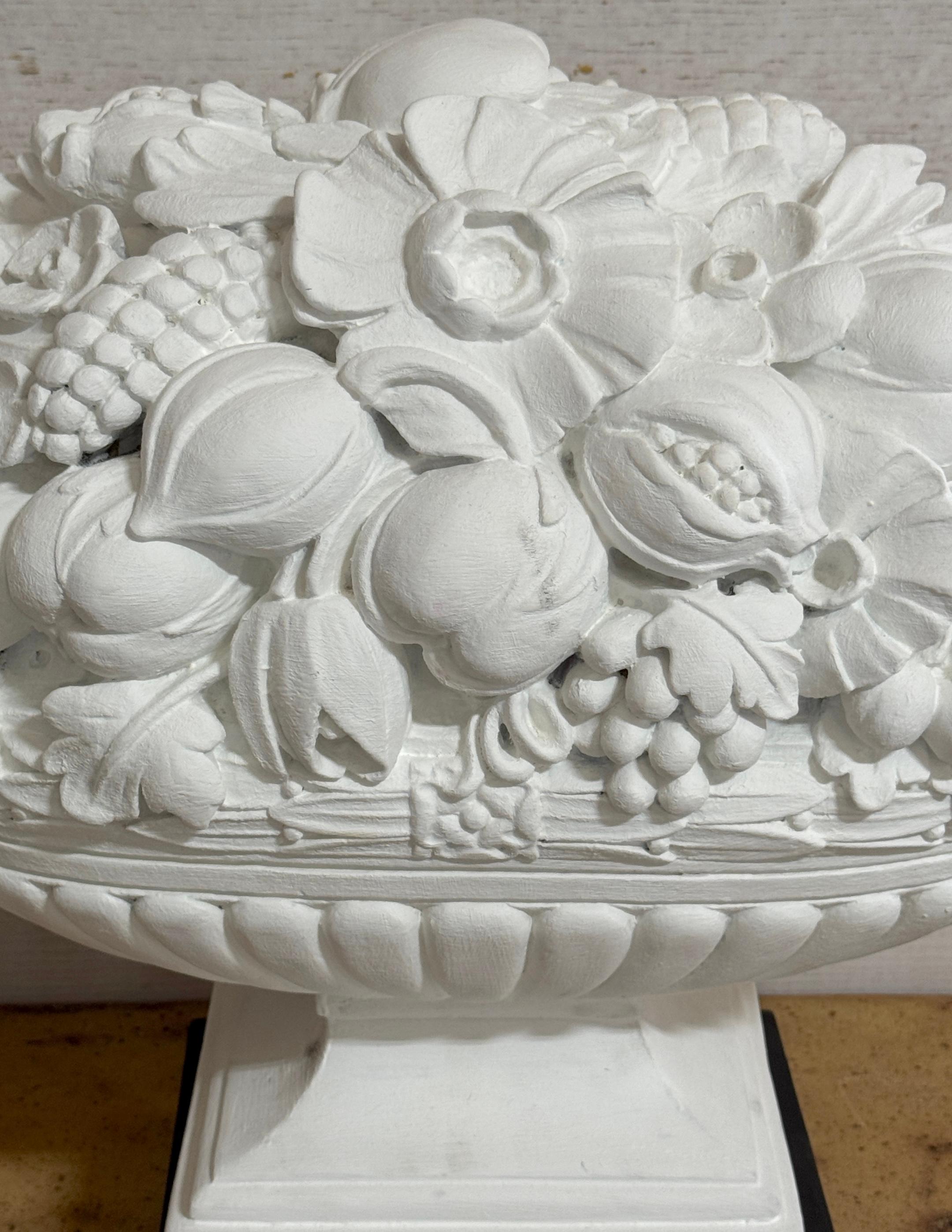 Ein Paar exotische Obst- und Blumentopien aus Gips von Serge Roche Gesso und bemaltem Gips, 1950er Jahre im Angebot 4