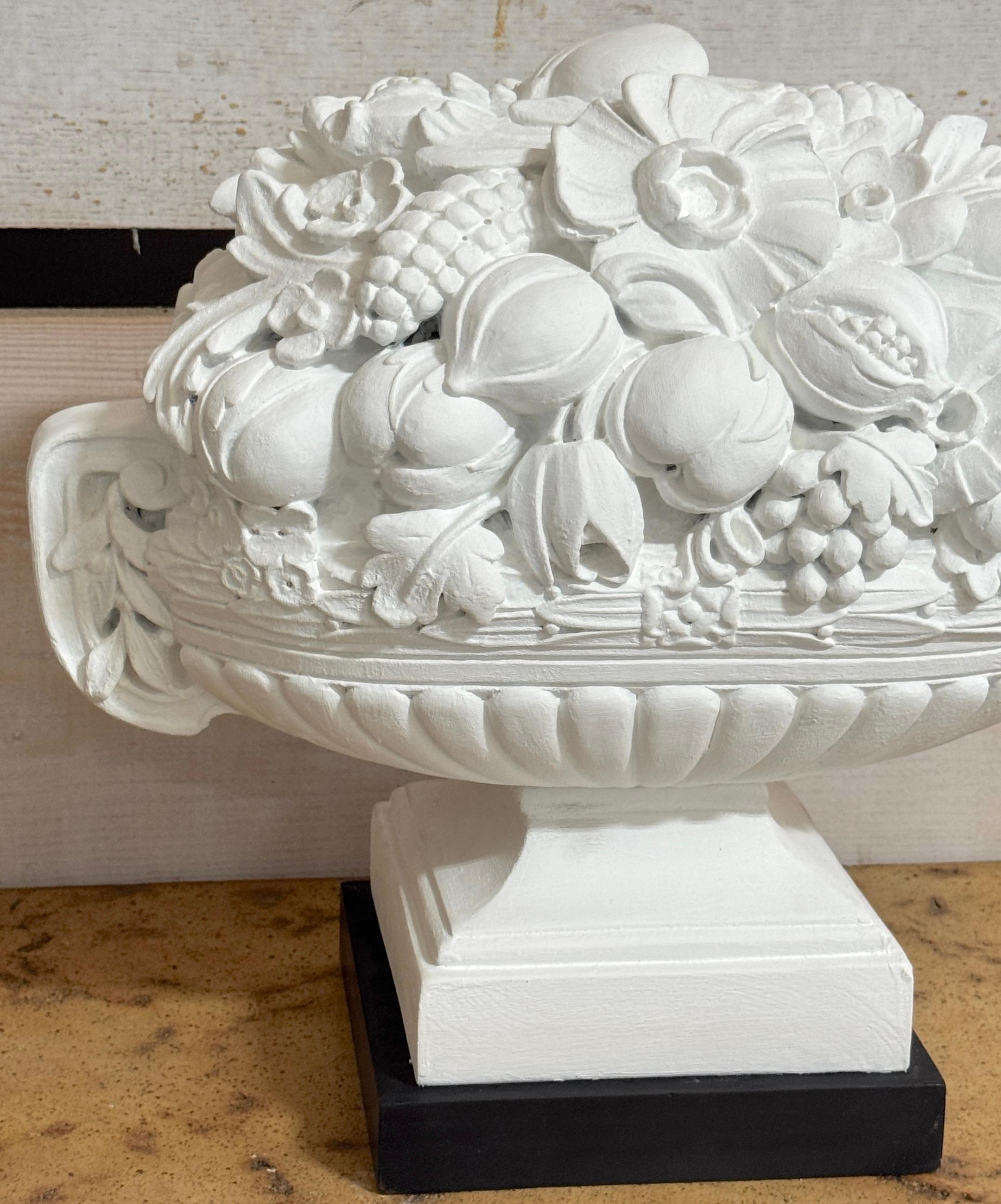 Ein Paar exotische Obst- und Blumentopien aus Gips von Serge Roche Gesso und bemaltem Gips, 1950er Jahre im Angebot 9