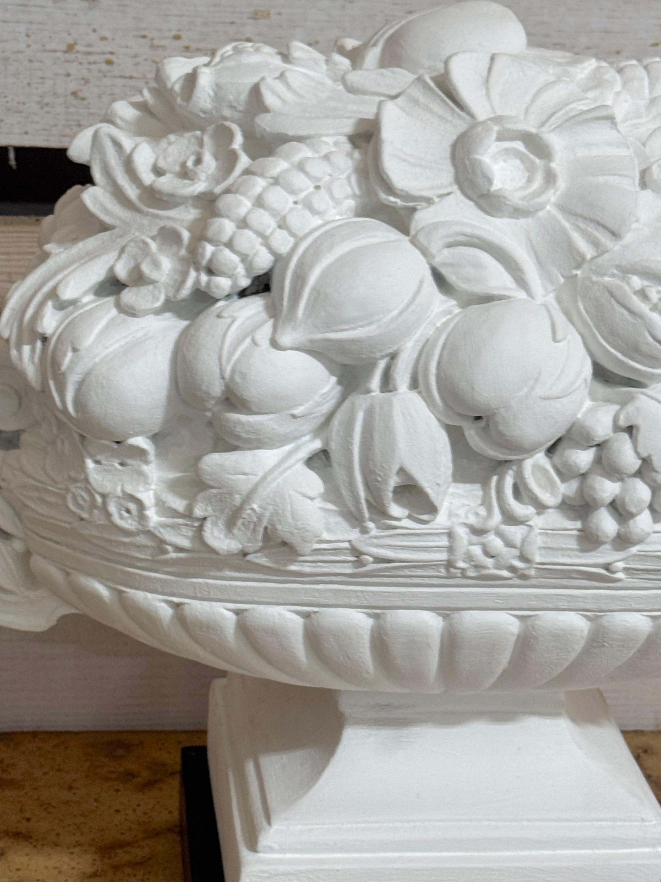 Ein Paar exotische Obst- und Blumentopien aus Gips von Serge Roche Gesso und bemaltem Gips, 1950er Jahre im Angebot 10