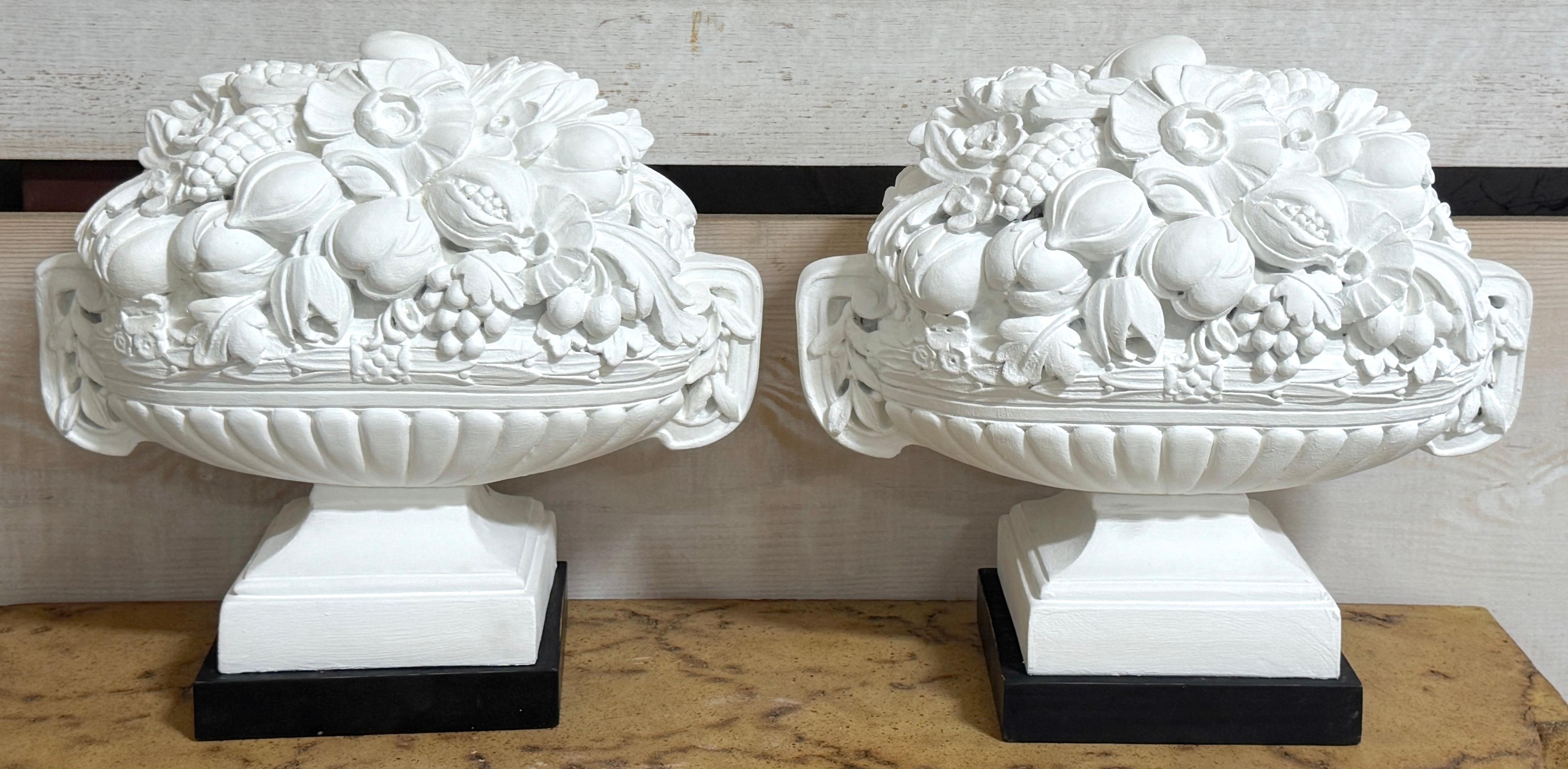 Paar Serge Roche Gesso & bemalt Gips Exotische Früchte & Blumen Topiaries 

Frankreich, ca. 1950er Jahre

Dieses seltene Paar moderner französischer Skulpturen, das der Werkstatt von Serge Roche zugeschrieben wird, ist ein Beispiel für den eleganten