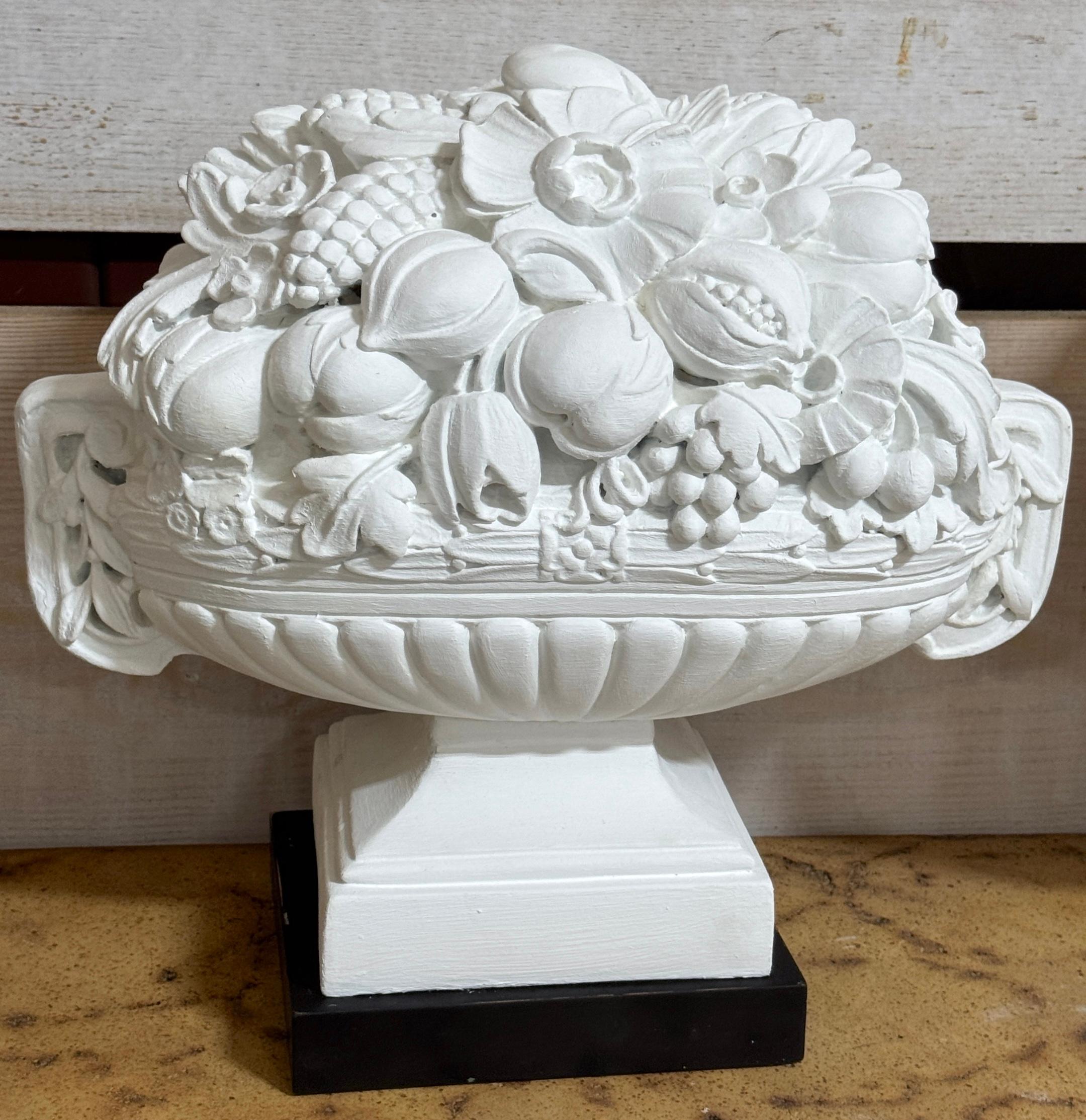 Ein Paar exotische Obst- und Blumentopien aus Gips von Serge Roche Gesso und bemaltem Gips, 1950er Jahre (Moderne) im Angebot