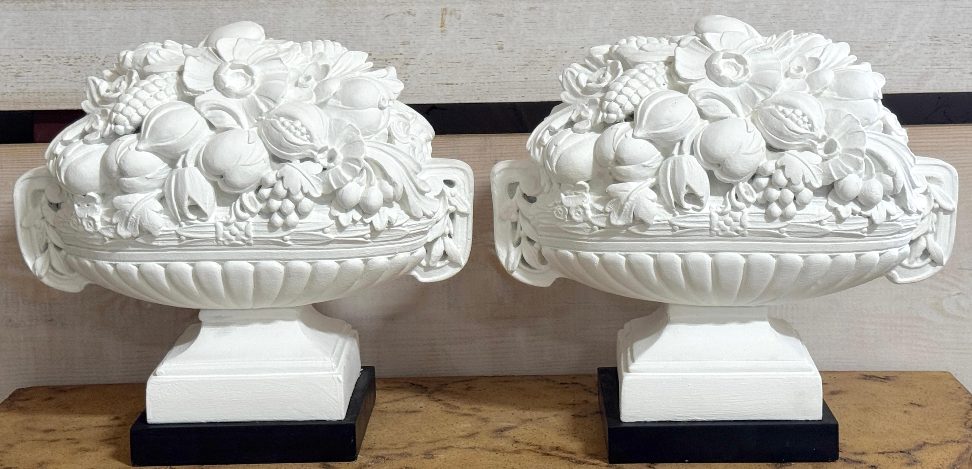 Ein Paar exotische Obst- und Blumentopien aus Gips von Serge Roche Gesso und bemaltem Gips, 1950er Jahre (Französisch) im Angebot