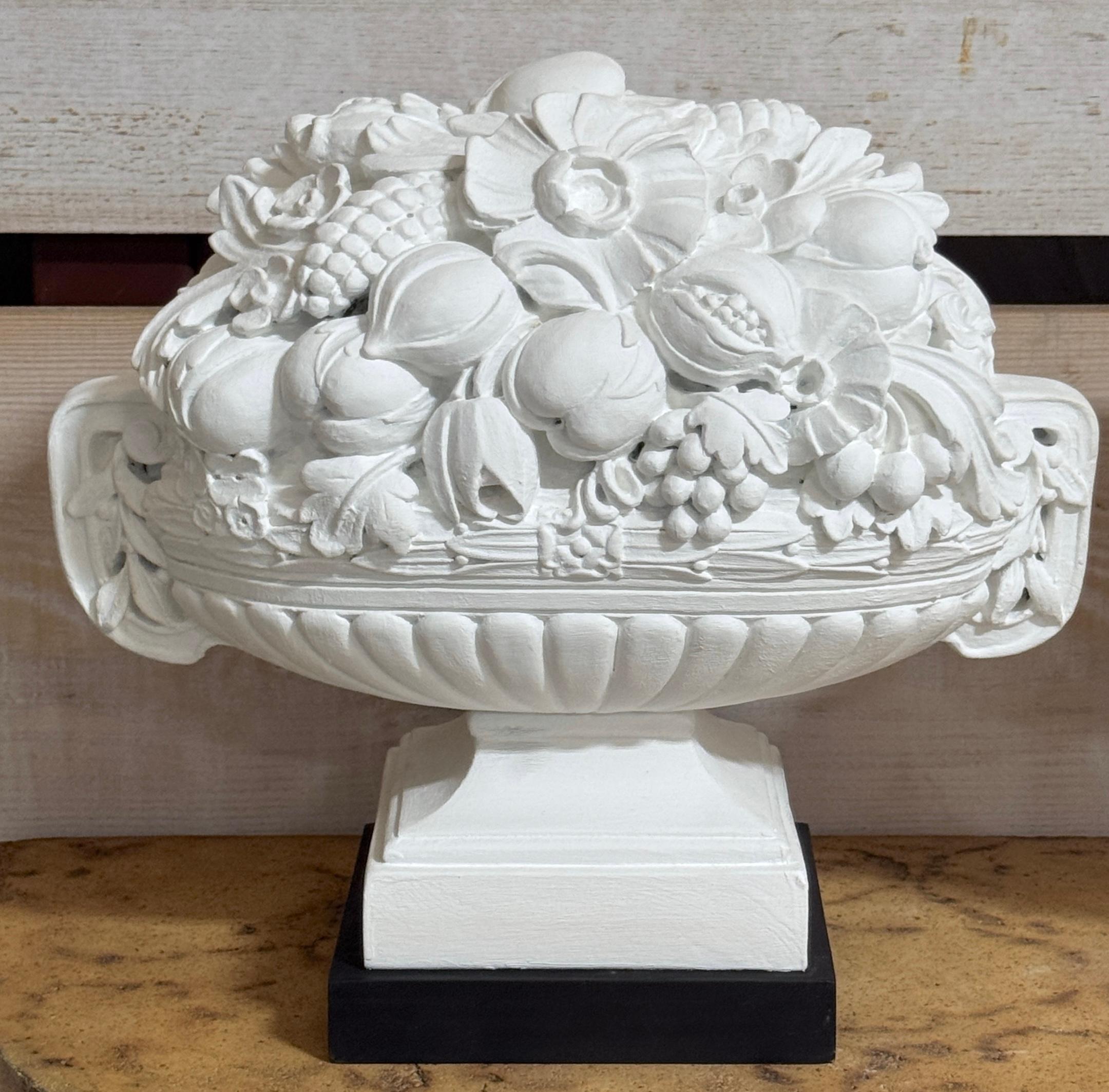 Ein Paar exotische Obst- und Blumentopien aus Gips von Serge Roche Gesso und bemaltem Gips, 1950er Jahre (Gemalt) im Angebot