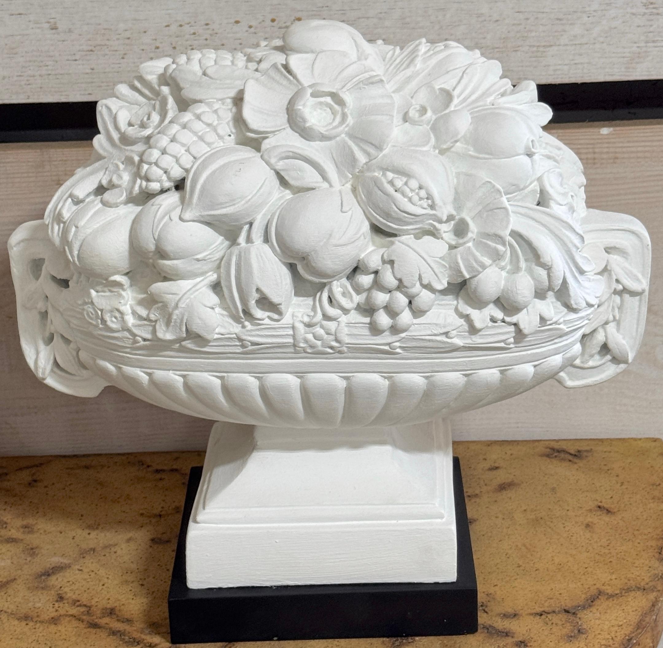 Ein Paar exotische Obst- und Blumentopien aus Gips von Serge Roche Gesso und bemaltem Gips, 1950er Jahre im Zustand „Gut“ im Angebot in West Palm Beach, FL